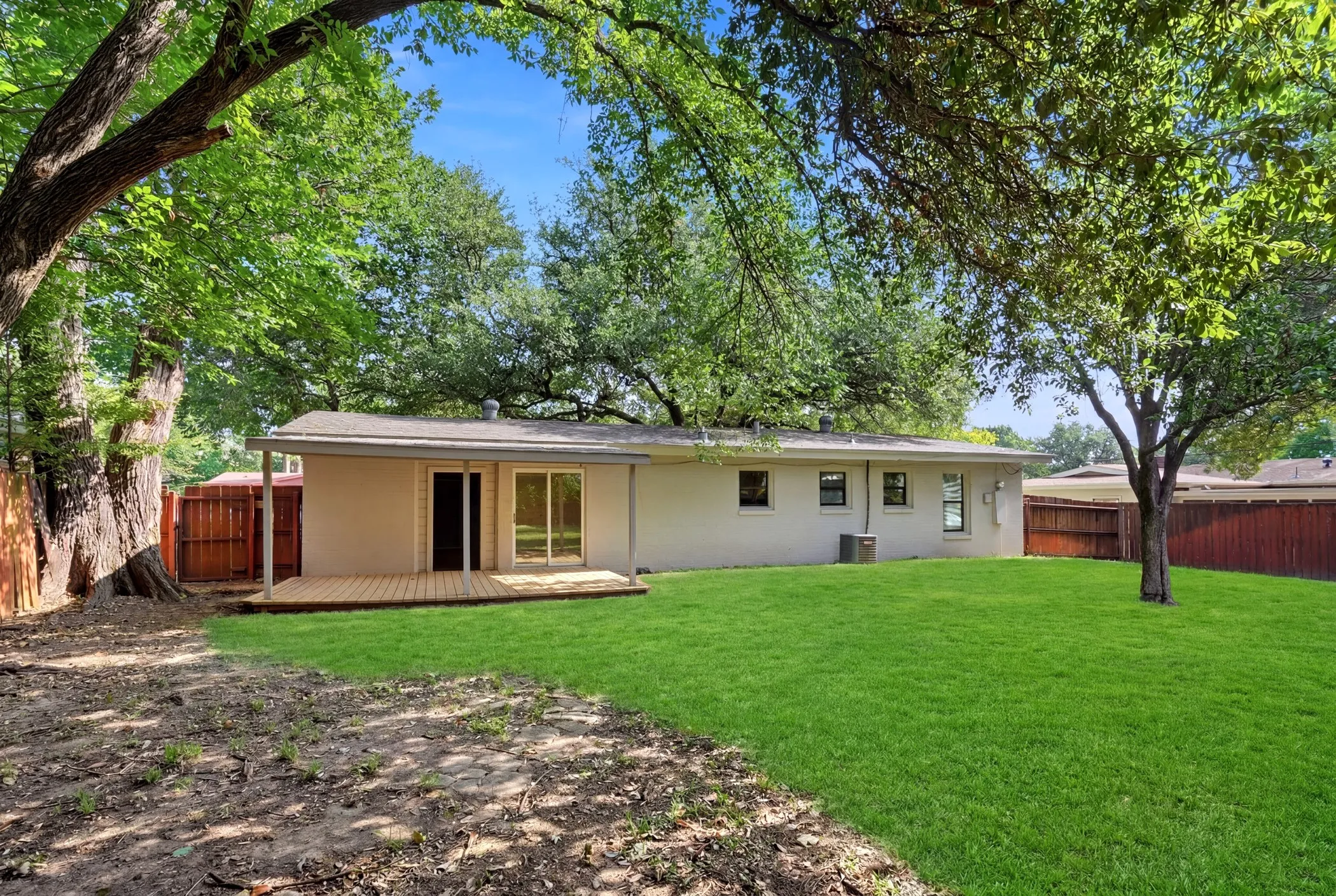 Single Family Residence For Sale in Tarrant County , 6220 Franwood Terrace, Fort Worth, Texas 76112, 2 Bedroom, 2 Bathroom, 1 Garage spaces, 1,116 Sqft, built in 1955, mls#21312085, Real Estate Agent in Fort Worth, Homes For Sale in Tarrant county, Homes For Sale in Fort Worth, Realtor in Fort Worth Texas, Real Estate Brokerage Independent Realty Texas, Luminita Cordes Realtor