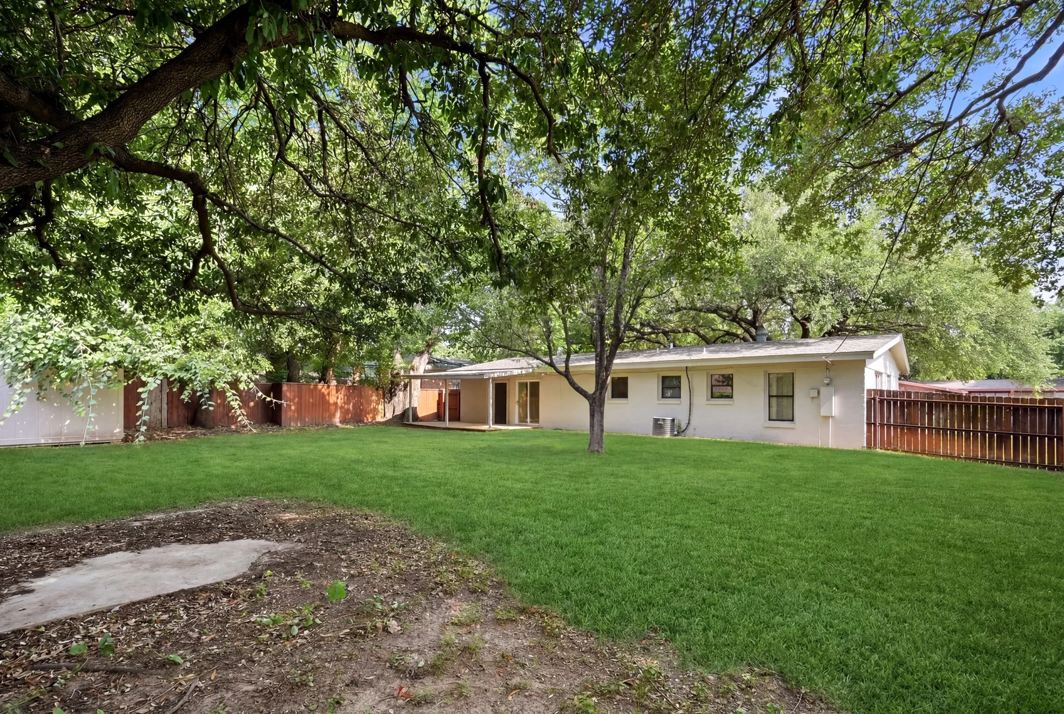 Single Family Residence For Sale in Tarrant County , 6220 Franwood Terrace, Fort Worth, Texas 76112, 2 Bedroom, 2 Bathroom, 1 Garage spaces, 1,116 Sqft, built in 1955, mls#21312085, Real Estate Agent in Fort Worth, Homes For Sale in Tarrant county, Homes For Sale in Fort Worth, Realtor in Fort Worth Texas, Real Estate Brokerage Independent Realty Texas, Luminita Cordes Realtor