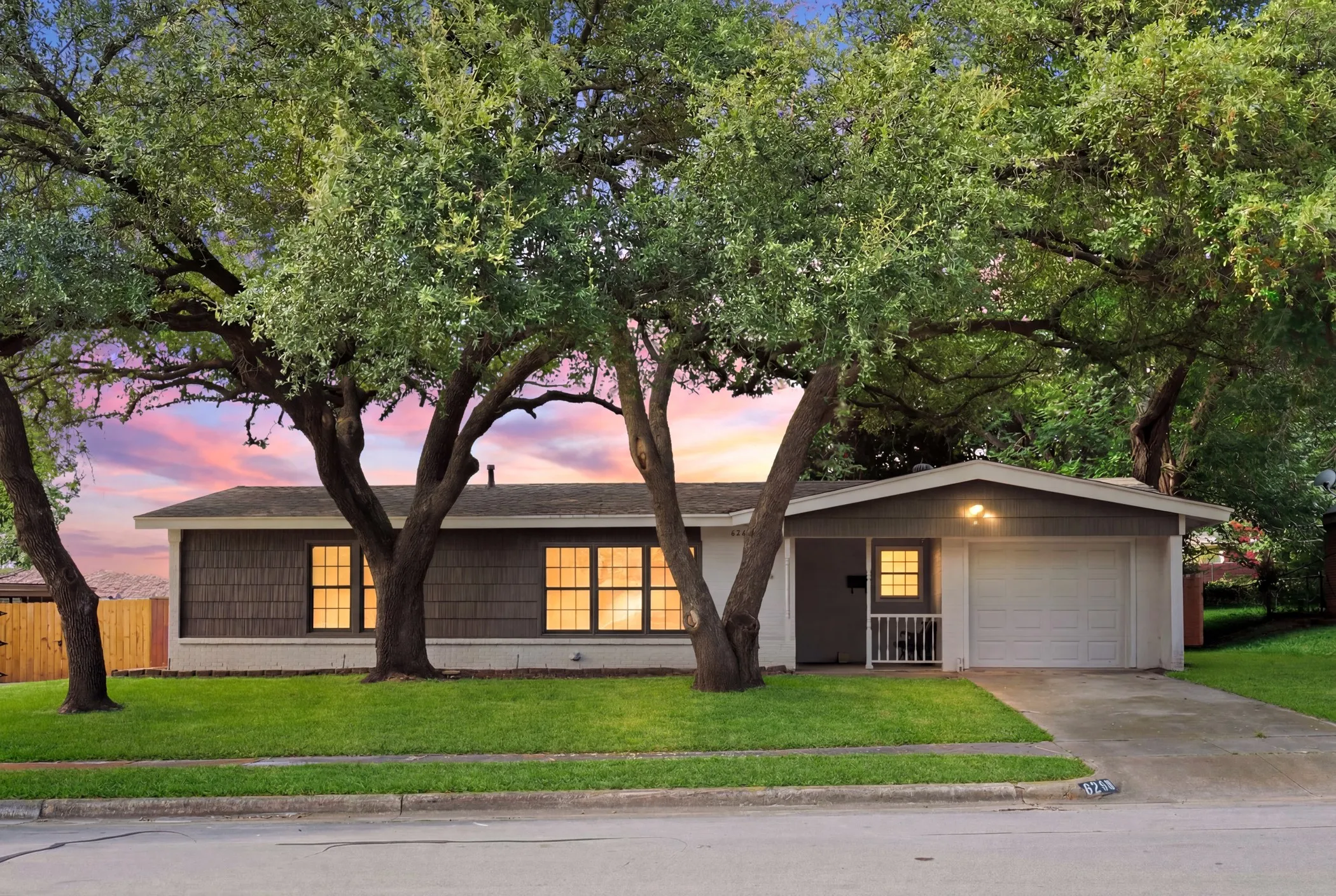 Single Family Residence For Sale in Tarrant County , 6220 Franwood Terrace, Fort Worth, Texas 76112, 2 Bedroom, 2 Bathroom, 1 Garage spaces, 1,116 Sqft, built in 1955, mls#21312085, Real Estate Agent in Fort Worth, Homes For Sale in Tarrant county, Homes For Sale in Fort Worth, Realtor in Fort Worth Texas, Real Estate Brokerage Independent Realty Texas, Luminita Cordes Realtor