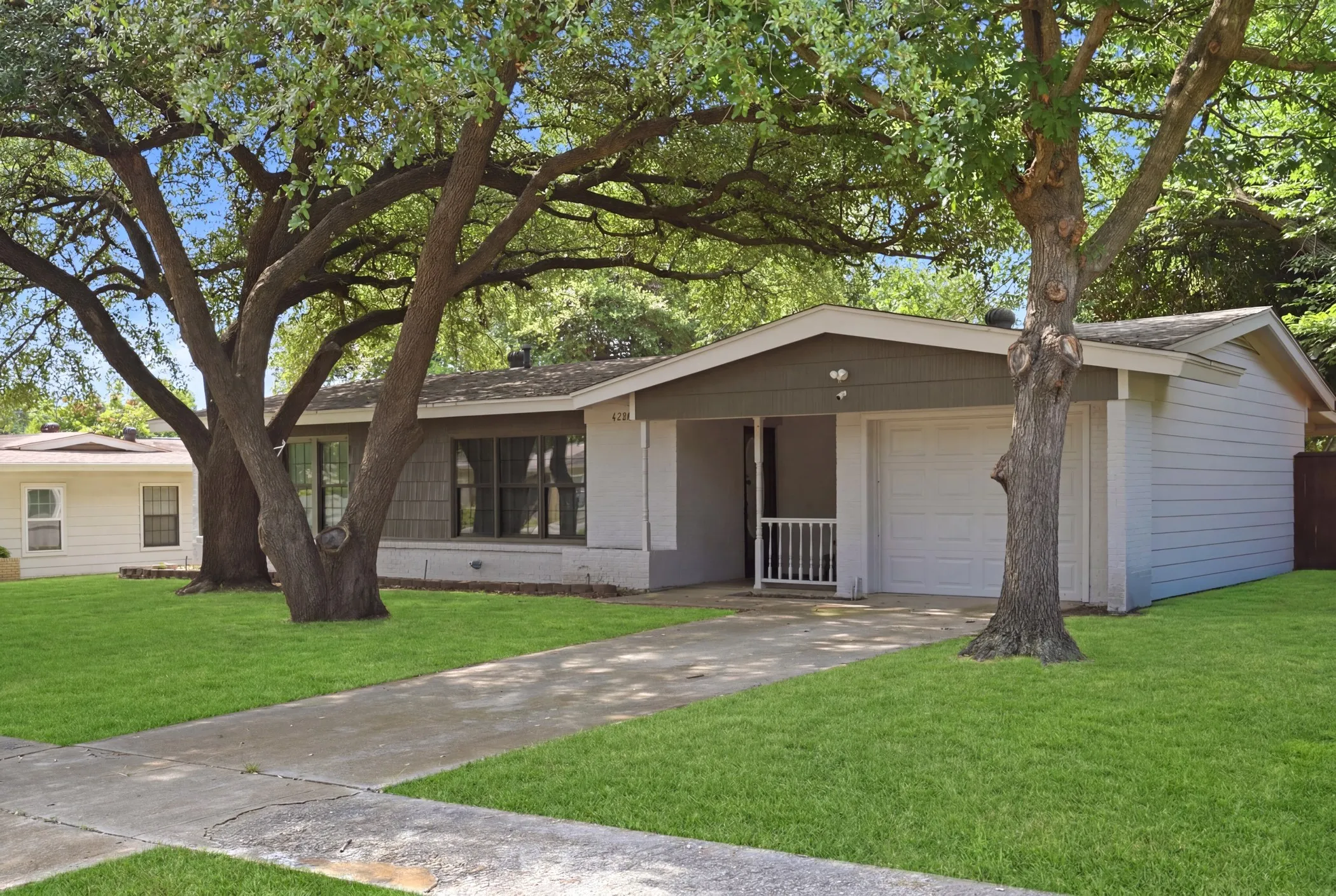Single Family Residence For Sale in Tarrant County , 6220 Franwood Terrace, Fort Worth, Texas 76112, 2 Bedroom, 2 Bathroom, 1 Garage spaces, 1,116 Sqft, built in 1955, mls#21312085, Real Estate Agent in Fort Worth, Homes For Sale in Tarrant county, Homes For Sale in Fort Worth, Realtor in Fort Worth Texas, Real Estate Brokerage Independent Realty Texas, Luminita Cordes Realtor
