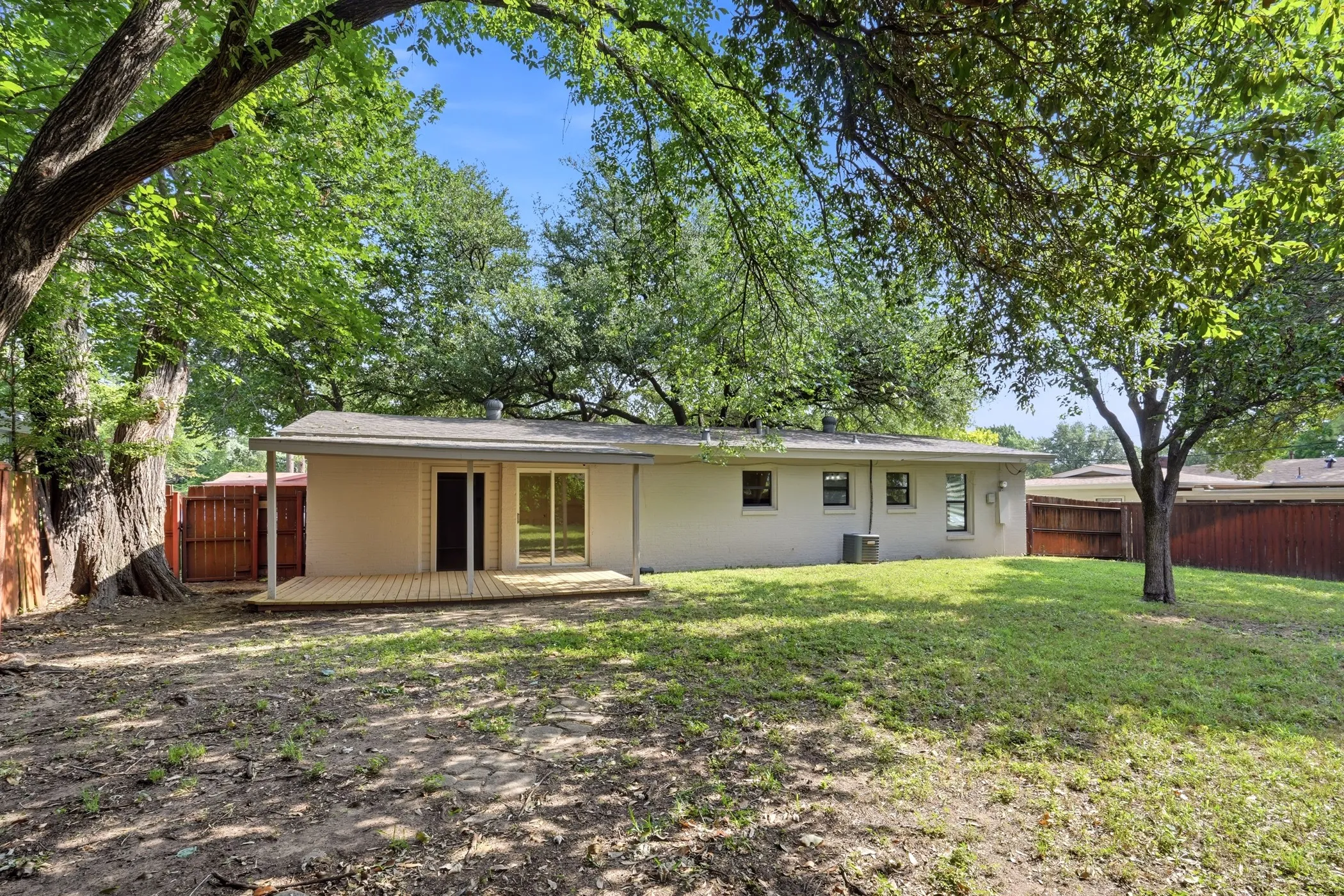 Single Family Residence For Sale in Tarrant County , 6220 Franwood Terrace, Fort Worth, Texas 76112, 2 Bedroom, 2 Bathroom, 1 Garage spaces, 1,116 Sqft, built in 1955, mls#21312085, Real Estate Agent in Fort Worth, Homes For Sale in Tarrant county, Homes For Sale in Fort Worth, Realtor in Fort Worth Texas, Real Estate Brokerage Independent Realty Texas, Luminita Cordes Realtor