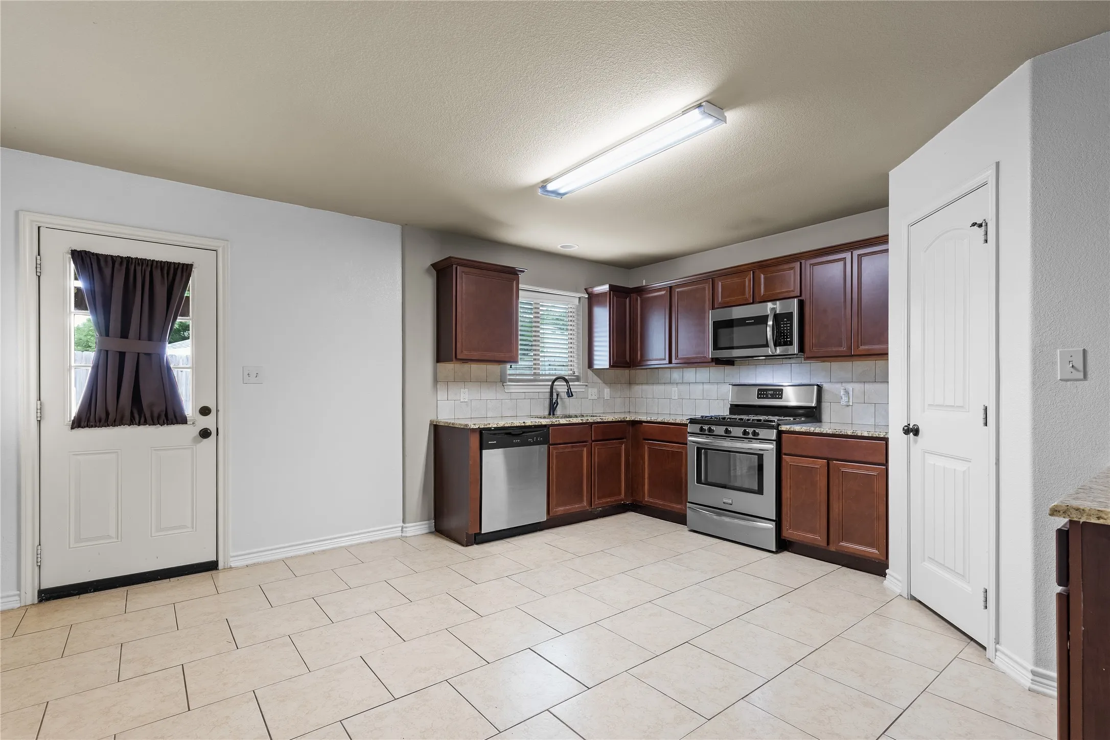 Single Family Residence For Sale in Grayson County , 4204 Quail Run Road, Sherman, Texas 75092, 4 Bedroom, 3 Bathroom, 2 Garage spaces, 2,444 Sqft, built in 2016, mls#21313230, Real Estate Agent in Sherman, Homes For Sale in Grayson county, Homes For Sale in Sherman, Realtor in Sherman Texas, Real Estate Brokerage Independent Realty Texas, Luminita Cordes Realtor
