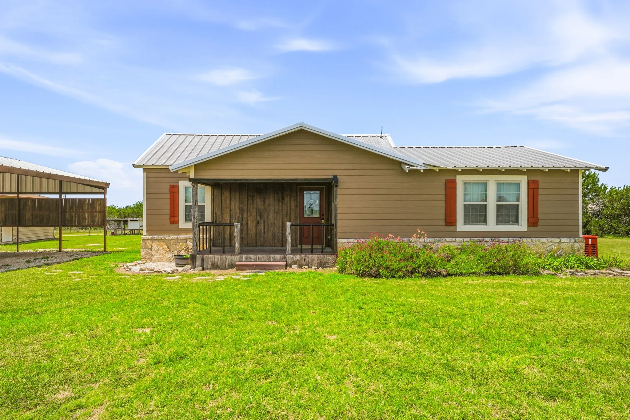 Single Family Residence For Sale in Erath County , 1470 Private Road 701, Stephenville, Texas 76401, 2 Bedroom, 1 Bathroom, Garage spaces, 1,290 Sqft, built in 2010, mls#21311618, Real Estate Agent in Stephenville, Homes For Sale in Erath county, Homes For Sale in Stephenville, Realtor in Stephenville Texas, Real Estate Brokerage Independent Realty Texas, Luminita Cordes Realtor