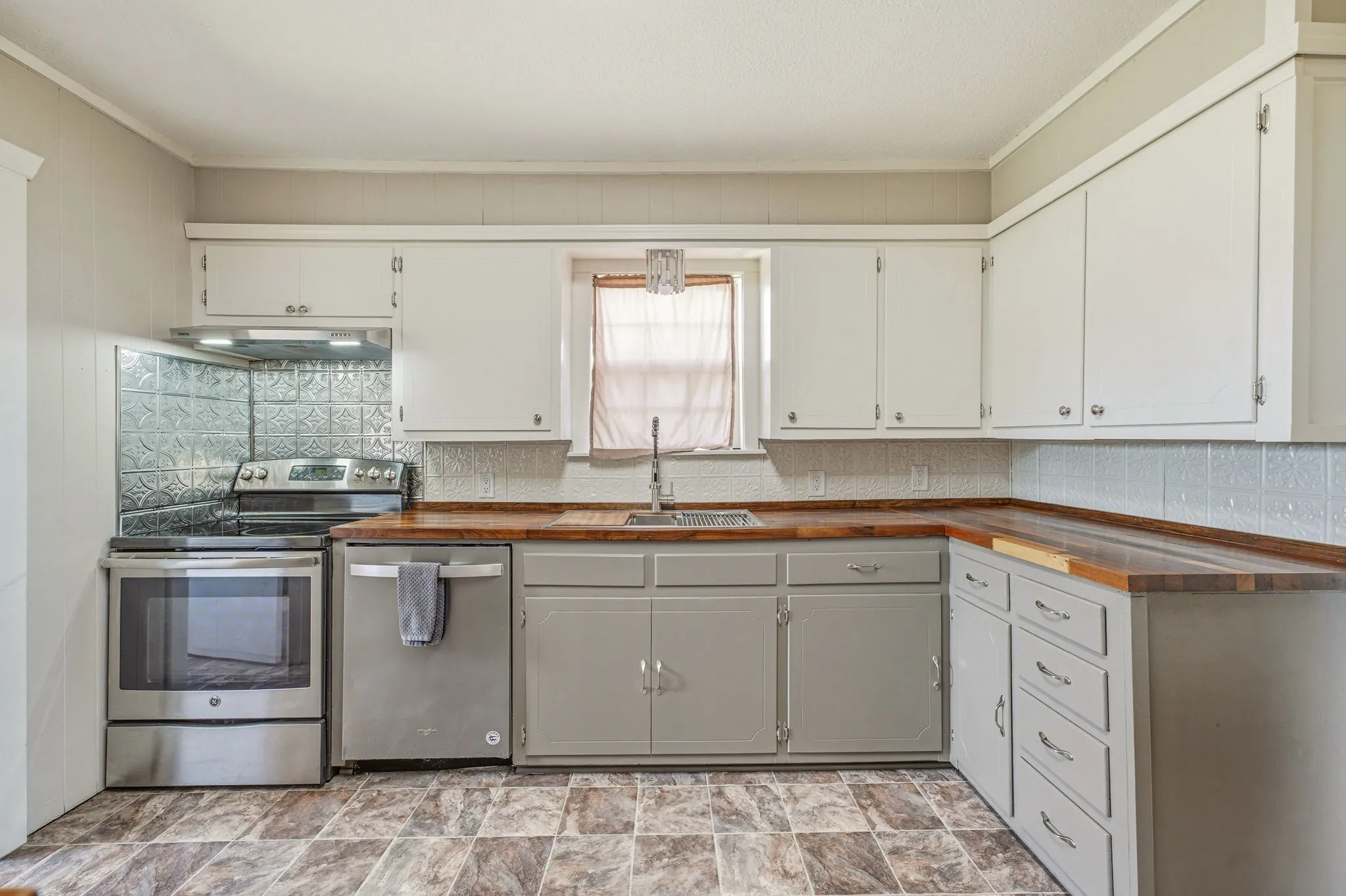 Single Family Residence For Sale in Erath County , 1470 Private Road 701, Stephenville, Texas 76401, 2 Bedroom, 1 Bathroom, Garage spaces, 1,290 Sqft, built in 2010, mls#21311618, Real Estate Agent in Stephenville, Homes For Sale in Erath county, Homes For Sale in Stephenville, Realtor in Stephenville Texas, Real Estate Brokerage Independent Realty Texas, Luminita Cordes Realtor