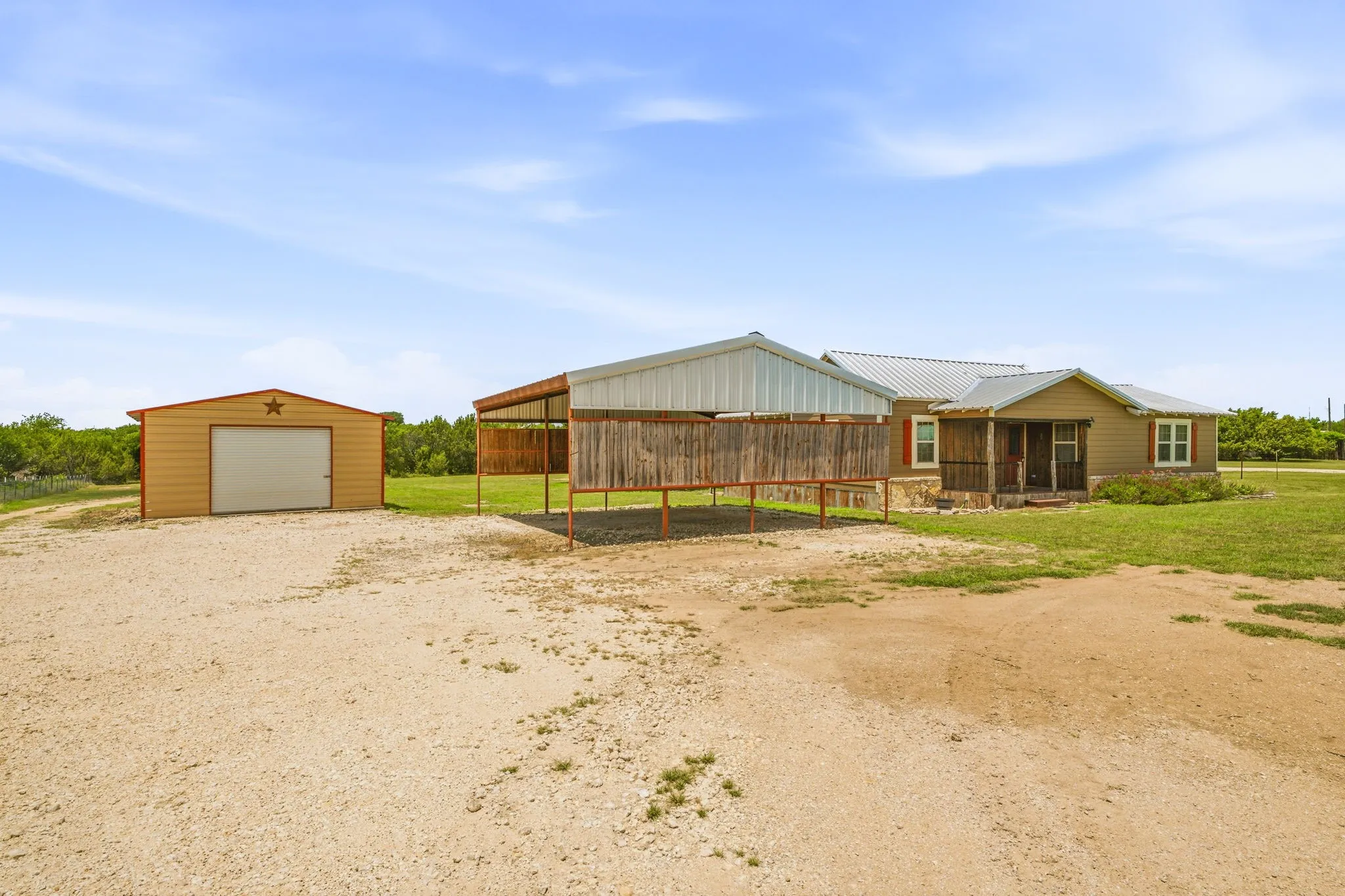 Single Family Residence For Sale in Erath County , 1470 Private Road 701, Stephenville, Texas 76401, 2 Bedroom, 1 Bathroom, Garage spaces, 1,290 Sqft, built in 2010, mls#21311618, Real Estate Agent in Stephenville, Homes For Sale in Erath county, Homes For Sale in Stephenville, Realtor in Stephenville Texas, Real Estate Brokerage Independent Realty Texas, Luminita Cordes Realtor