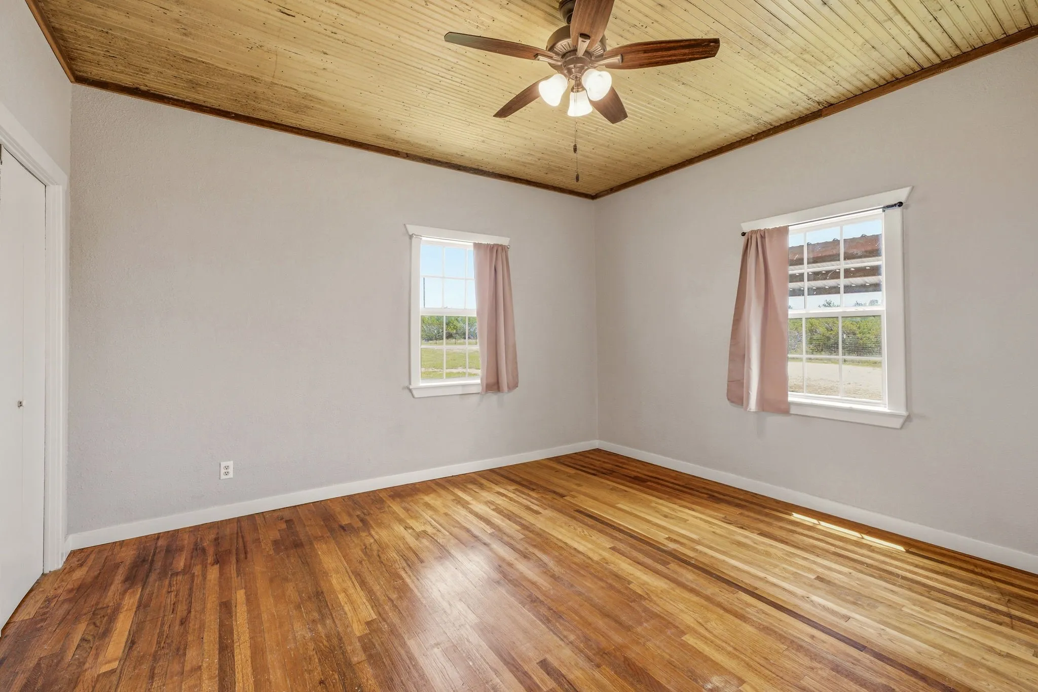 Single Family Residence For Sale in Erath County , 1470 Private Road 701, Stephenville, Texas 76401, 2 Bedroom, 1 Bathroom, Garage spaces, 1,290 Sqft, built in 2010, mls#21311618, Real Estate Agent in Stephenville, Homes For Sale in Erath county, Homes For Sale in Stephenville, Realtor in Stephenville Texas, Real Estate Brokerage Independent Realty Texas, Luminita Cordes Realtor