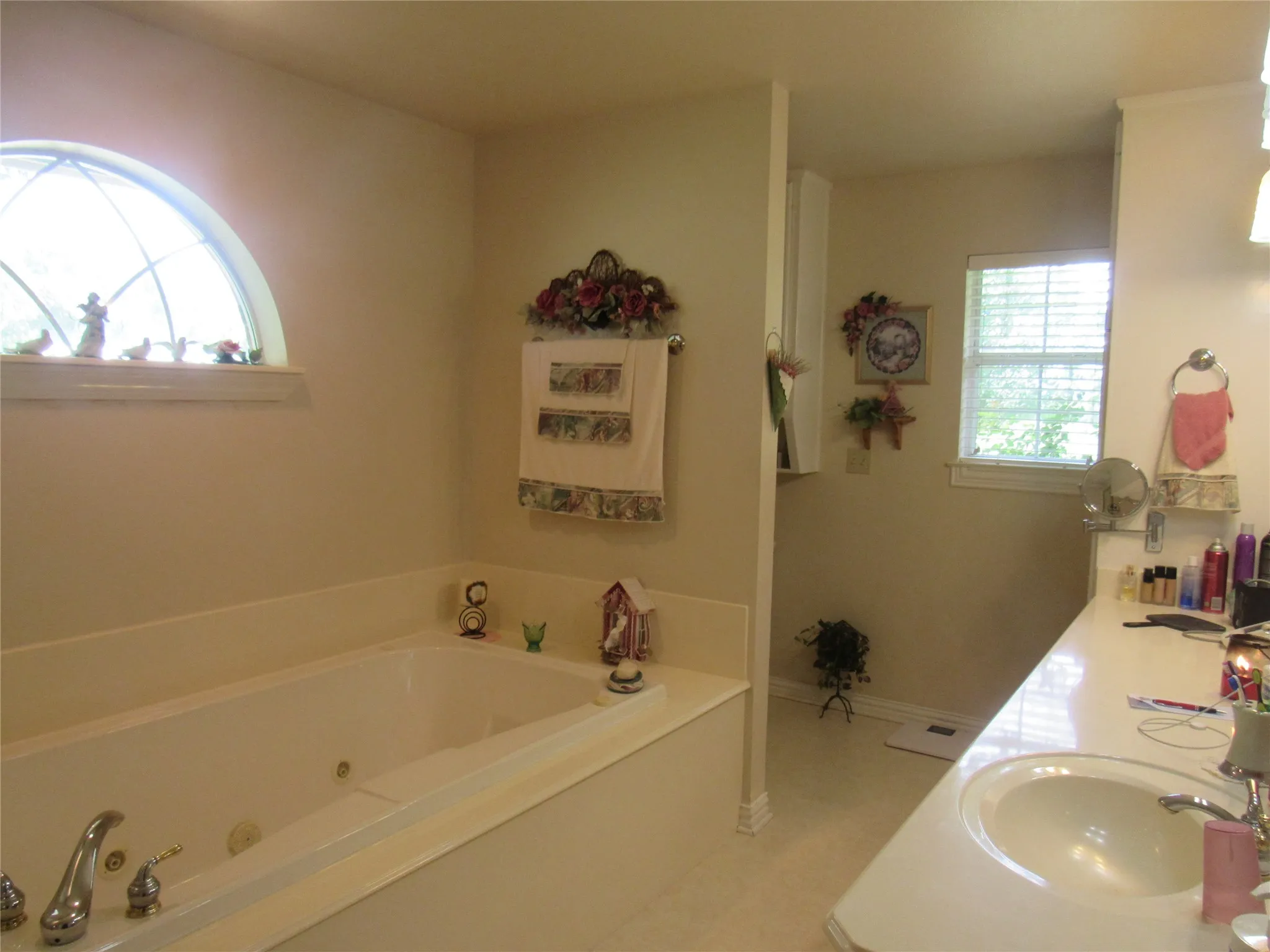 Single Family Residence For Sale in Cooke County , 404 County Road 260, Gainesville, Texas 76240, 3 Bedroom, 3 Bathroom, 4 Garage spaces, 2,751 Sqft, built in 1998, mls#21308806, Real Estate Agent in Gainesville, Homes For Sale in Cooke county, Homes For Sale in Gainesville, Realtor in Gainesville Texas, Real Estate Brokerage Independent Realty Texas, Luminita Cordes Realtor