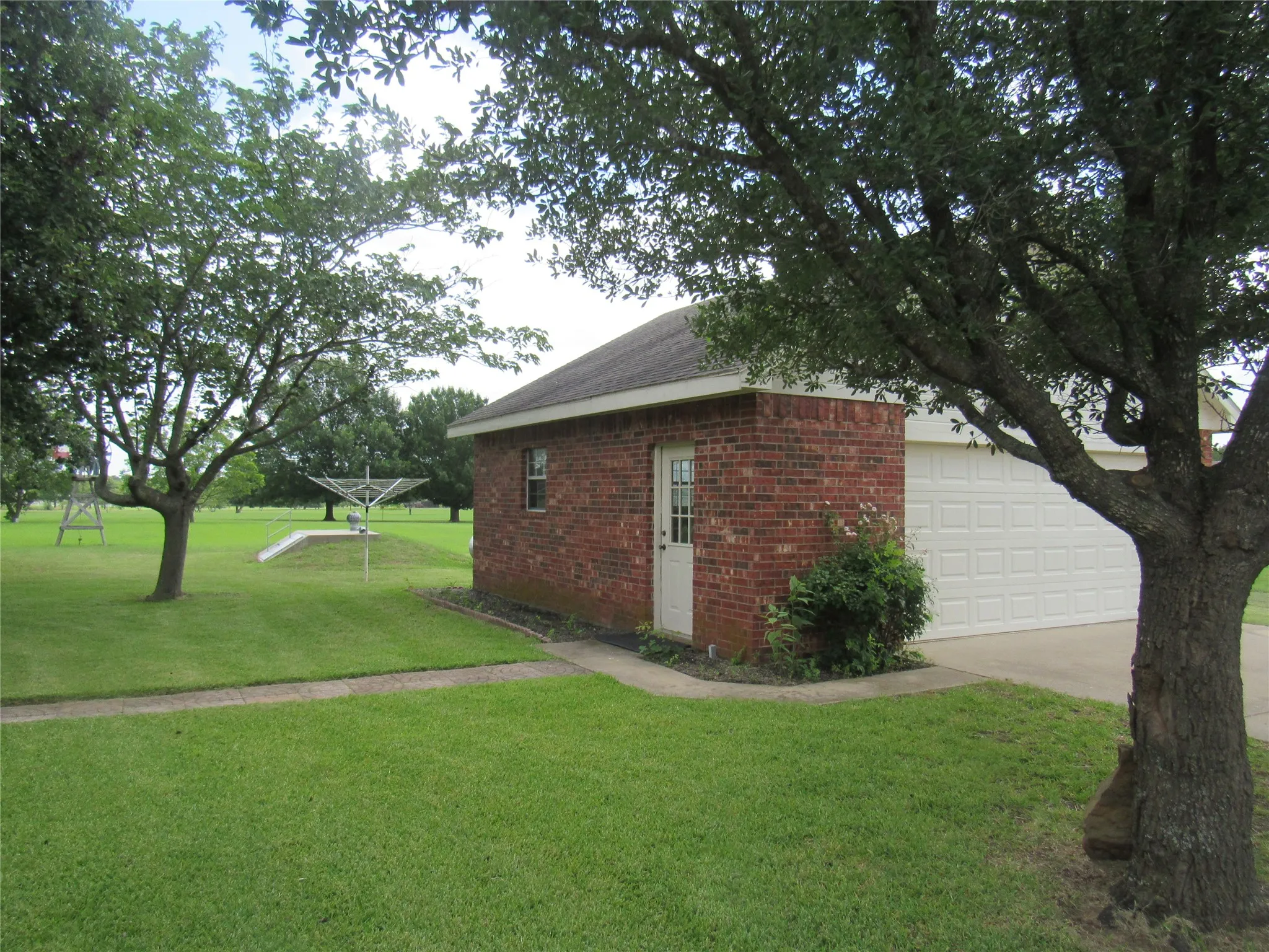Single Family Residence For Sale in Cooke County , 404 County Road 260, Gainesville, Texas 76240, 3 Bedroom, 3 Bathroom, 4 Garage spaces, 2,751 Sqft, built in 1998, mls#21308806, Real Estate Agent in Gainesville, Homes For Sale in Cooke county, Homes For Sale in Gainesville, Realtor in Gainesville Texas, Real Estate Brokerage Independent Realty Texas, Luminita Cordes Realtor