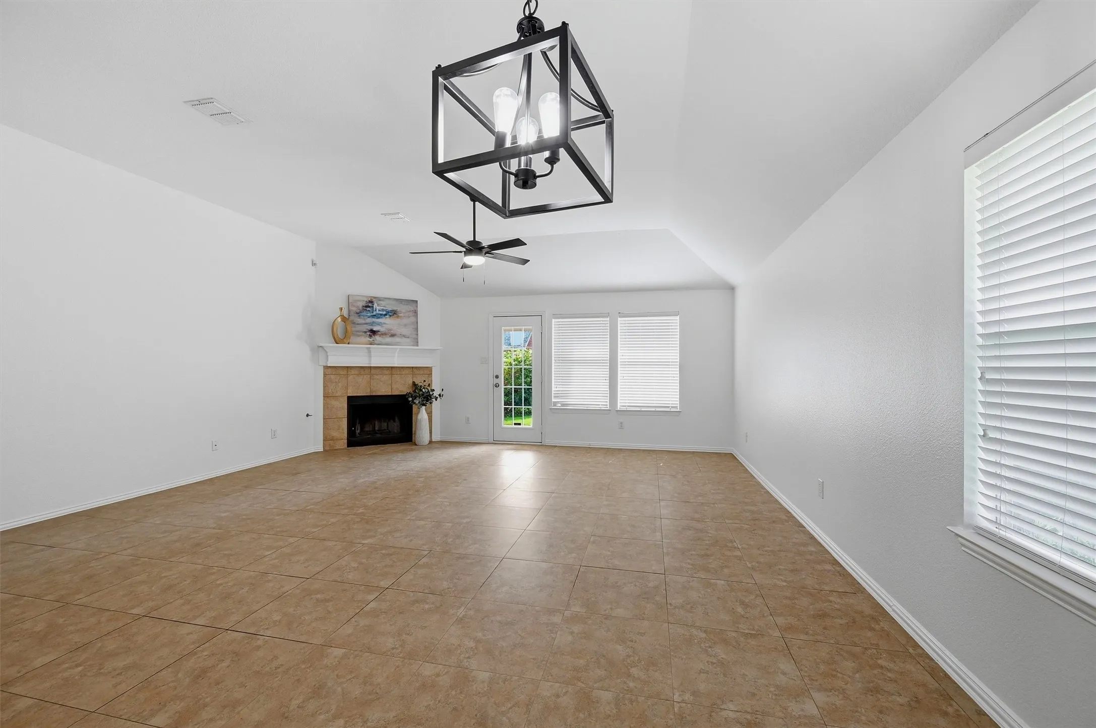 Single Family Residence For Sale in Denton County , 12218 Red Hawk Drive, Frisco, Texas 75033, 3 Bedroom, 2 Bathroom, 2 Garage spaces, 1,947 Sqft, built in 2002, mls#21313104, Real Estate Agent in Frisco, Homes For Sale in Denton county, Homes For Sale in Frisco, Realtor in Frisco Texas, Real Estate Brokerage Independent Realty Texas, Luminita Cordes Realtor