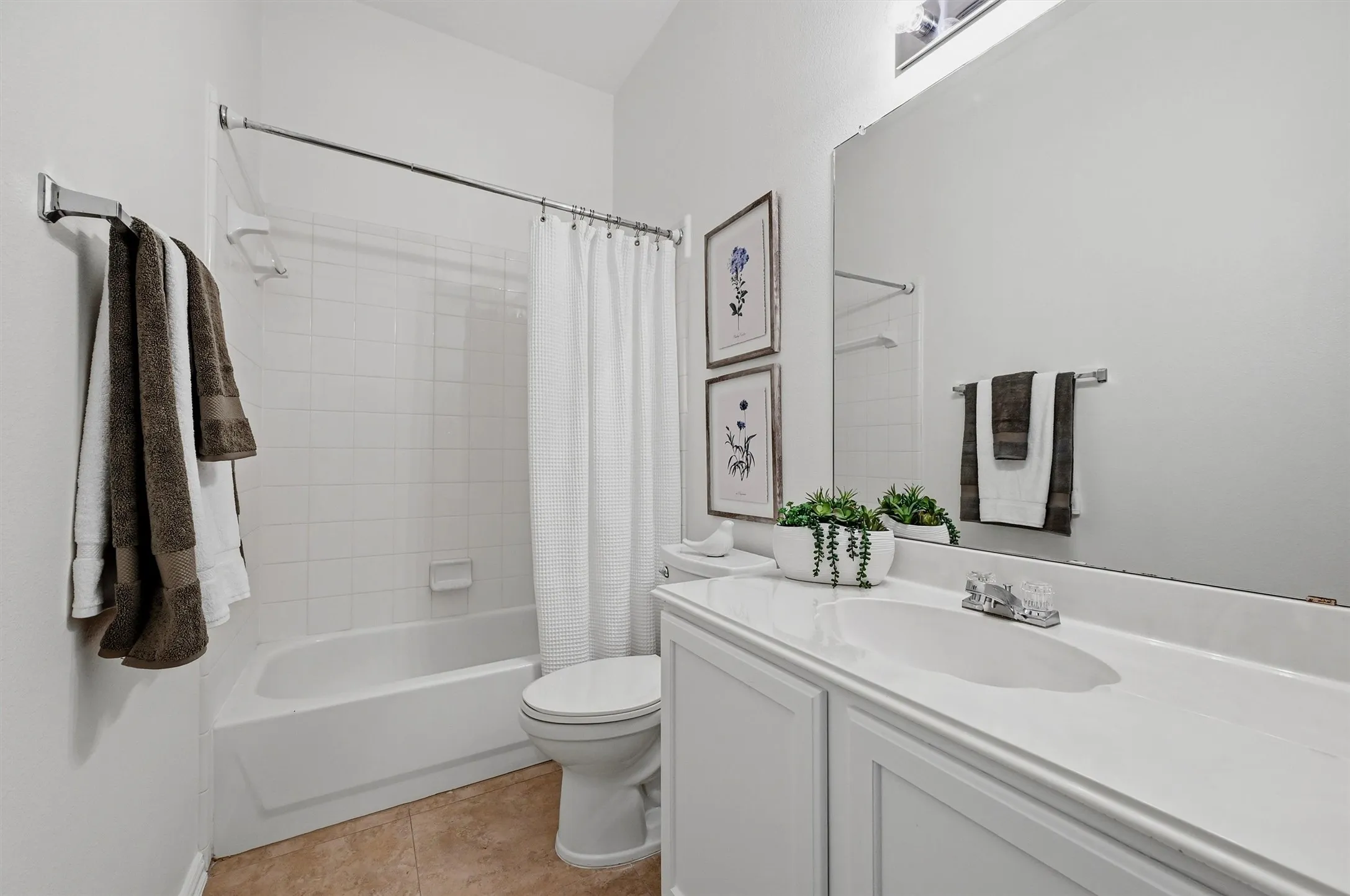 Single Family Residence For Sale in Denton County , 12218 Red Hawk Drive, Frisco, Texas 75033, 3 Bedroom, 2 Bathroom, 2 Garage spaces, 1,947 Sqft, built in 2002, mls#21313104, Real Estate Agent in Frisco, Homes For Sale in Denton county, Homes For Sale in Frisco, Realtor in Frisco Texas, Real Estate Brokerage Independent Realty Texas, Luminita Cordes Realtor