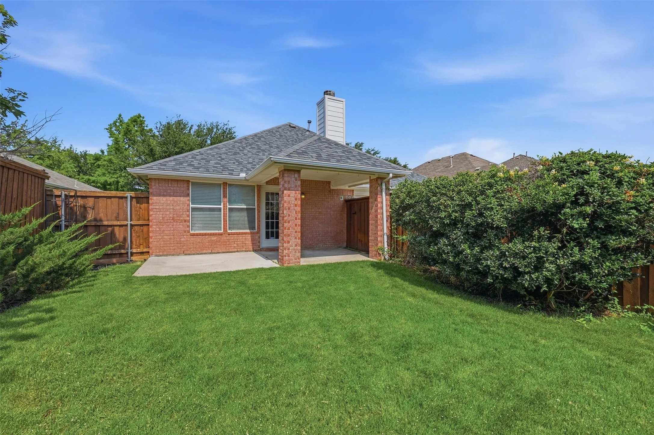 Single Family Residence For Sale in Denton County , 12218 Red Hawk Drive, Frisco, Texas 75033, 3 Bedroom, 2 Bathroom, 2 Garage spaces, 1,947 Sqft, built in 2002, mls#21313104, Real Estate Agent in Frisco, Homes For Sale in Denton county, Homes For Sale in Frisco, Realtor in Frisco Texas, Real Estate Brokerage Independent Realty Texas, Luminita Cordes Realtor