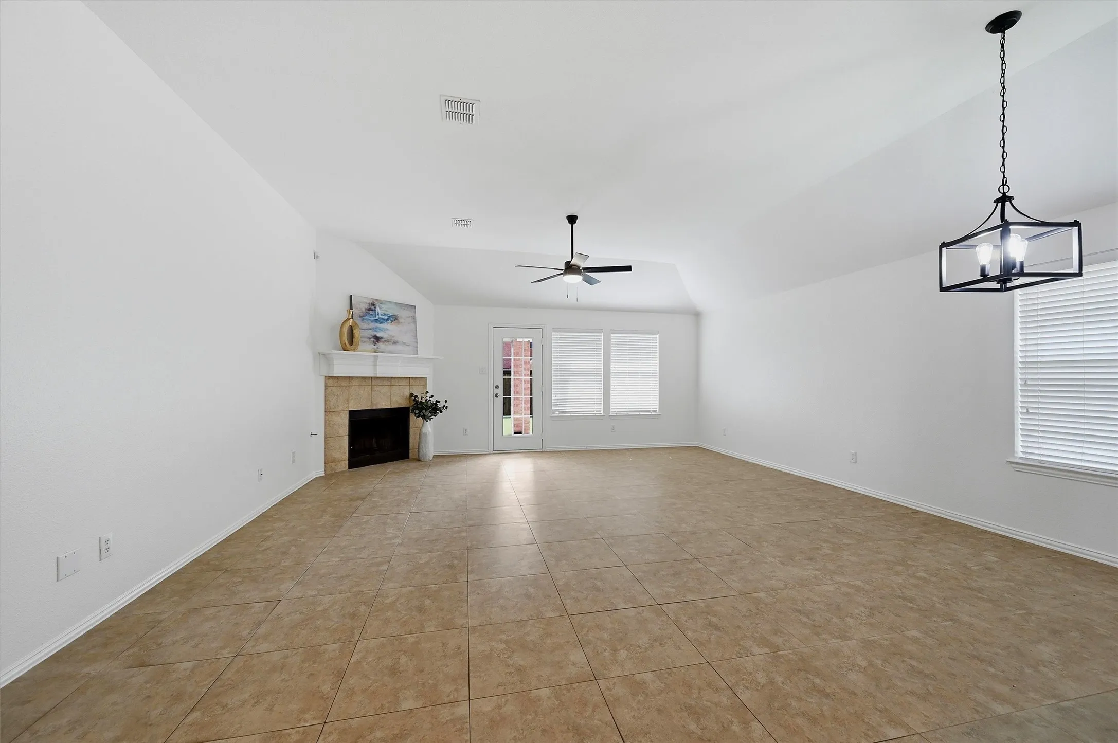 Single Family Residence For Sale in Denton County , 12218 Red Hawk Drive, Frisco, Texas 75033, 3 Bedroom, 2 Bathroom, 2 Garage spaces, 1,947 Sqft, built in 2002, mls#21313104, Real Estate Agent in Frisco, Homes For Sale in Denton county, Homes For Sale in Frisco, Realtor in Frisco Texas, Real Estate Brokerage Independent Realty Texas, Luminita Cordes Realtor