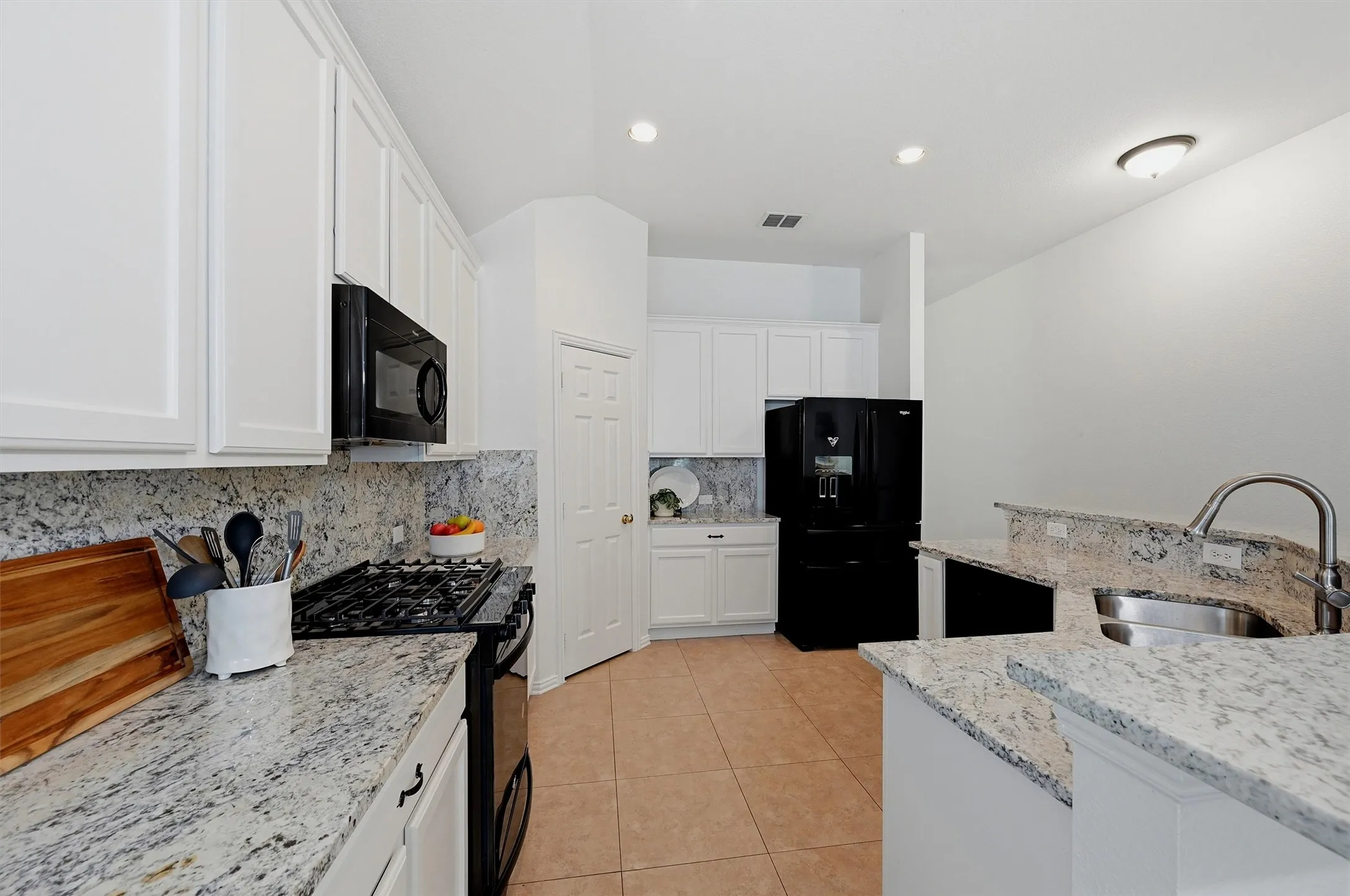 Single Family Residence For Sale in Denton County , 12218 Red Hawk Drive, Frisco, Texas 75033, 3 Bedroom, 2 Bathroom, 2 Garage spaces, 1,947 Sqft, built in 2002, mls#21313104, Real Estate Agent in Frisco, Homes For Sale in Denton county, Homes For Sale in Frisco, Realtor in Frisco Texas, Real Estate Brokerage Independent Realty Texas, Luminita Cordes Realtor