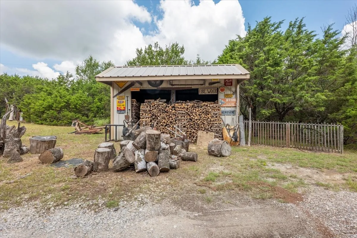 Farm For Sale in Parker County , 3614 Beech Street, Weatherford, Texas 76088, 3 Bedroom, 3 Bathroom, 3 Garage spaces, 2,296 Sqft, built in 1997, mls#21310688, Real Estate Agent in Weatherford, Homes For Sale in Parker county, Homes For Sale in Weatherford, Realtor in Weatherford Texas, Real Estate Brokerage Independent Realty Texas, Luminita Cordes Realtor
