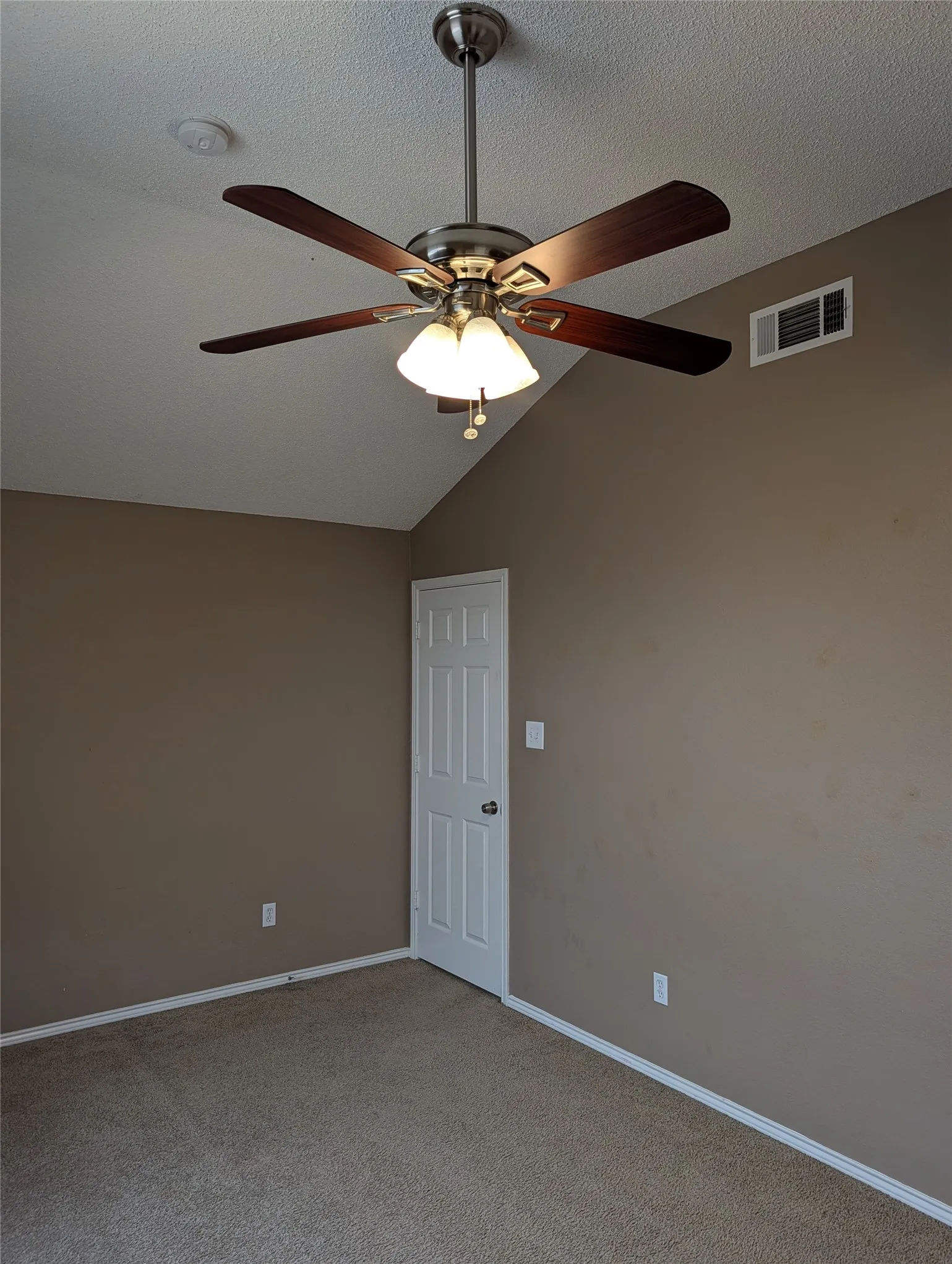 Single Family Residence For Rent in Tarrant County , 700 Flamingo Drive, Saginaw, Texas 76131, 5 Bedroom, 3 Bathroom, 2 Garage spaces, 2,272 Sqft, built in 2003, mls#21313270, Real Estate Agent in Saginaw, Homes For Rent in Tarrant county, Homes For Rent in Saginaw, Realtor in Saginaw Texas, Real Estate Brokerage Independent Realty Texas, Luminita Cordes Realtor