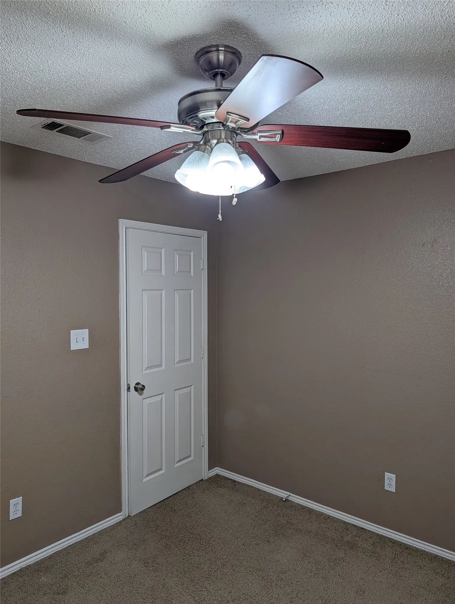 Single Family Residence For Rent in Tarrant County , 700 Flamingo Drive, Saginaw, Texas 76131, 5 Bedroom, 3 Bathroom, 2 Garage spaces, 2,272 Sqft, built in 2003, mls#21313270, Real Estate Agent in Saginaw, Homes For Rent in Tarrant county, Homes For Rent in Saginaw, Realtor in Saginaw Texas, Real Estate Brokerage Independent Realty Texas, Luminita Cordes Realtor