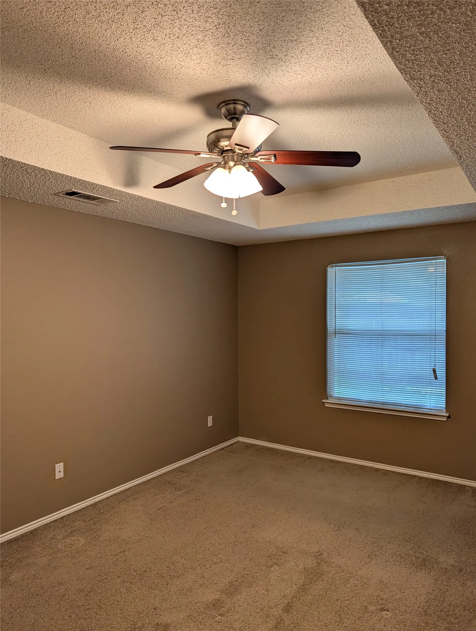 Single Family Residence For Rent in Tarrant County , 700 Flamingo Drive, Saginaw, Texas 76131, 5 Bedroom, 3 Bathroom, 2 Garage spaces, 2,272 Sqft, built in 2003, mls#21313270, Real Estate Agent in Saginaw, Homes For Rent in Tarrant county, Homes For Rent in Saginaw, Realtor in Saginaw Texas, Real Estate Brokerage Independent Realty Texas, Luminita Cordes Realtor
