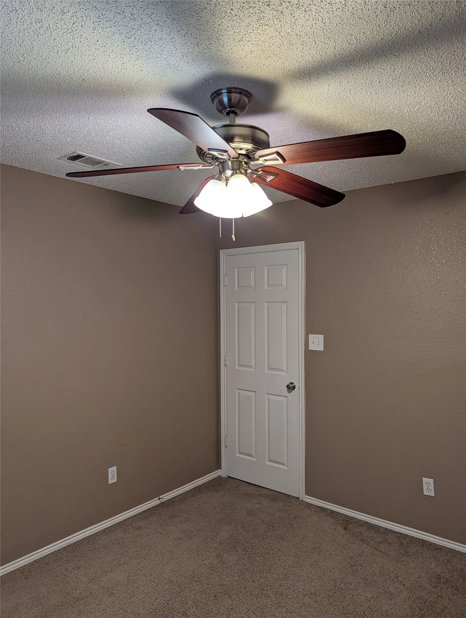 Single Family Residence For Rent in Tarrant County , 700 Flamingo Drive, Saginaw, Texas 76131, 5 Bedroom, 3 Bathroom, 2 Garage spaces, 2,272 Sqft, built in 2003, mls#21313270, Real Estate Agent in Saginaw, Homes For Rent in Tarrant county, Homes For Rent in Saginaw, Realtor in Saginaw Texas, Real Estate Brokerage Independent Realty Texas, Luminita Cordes Realtor