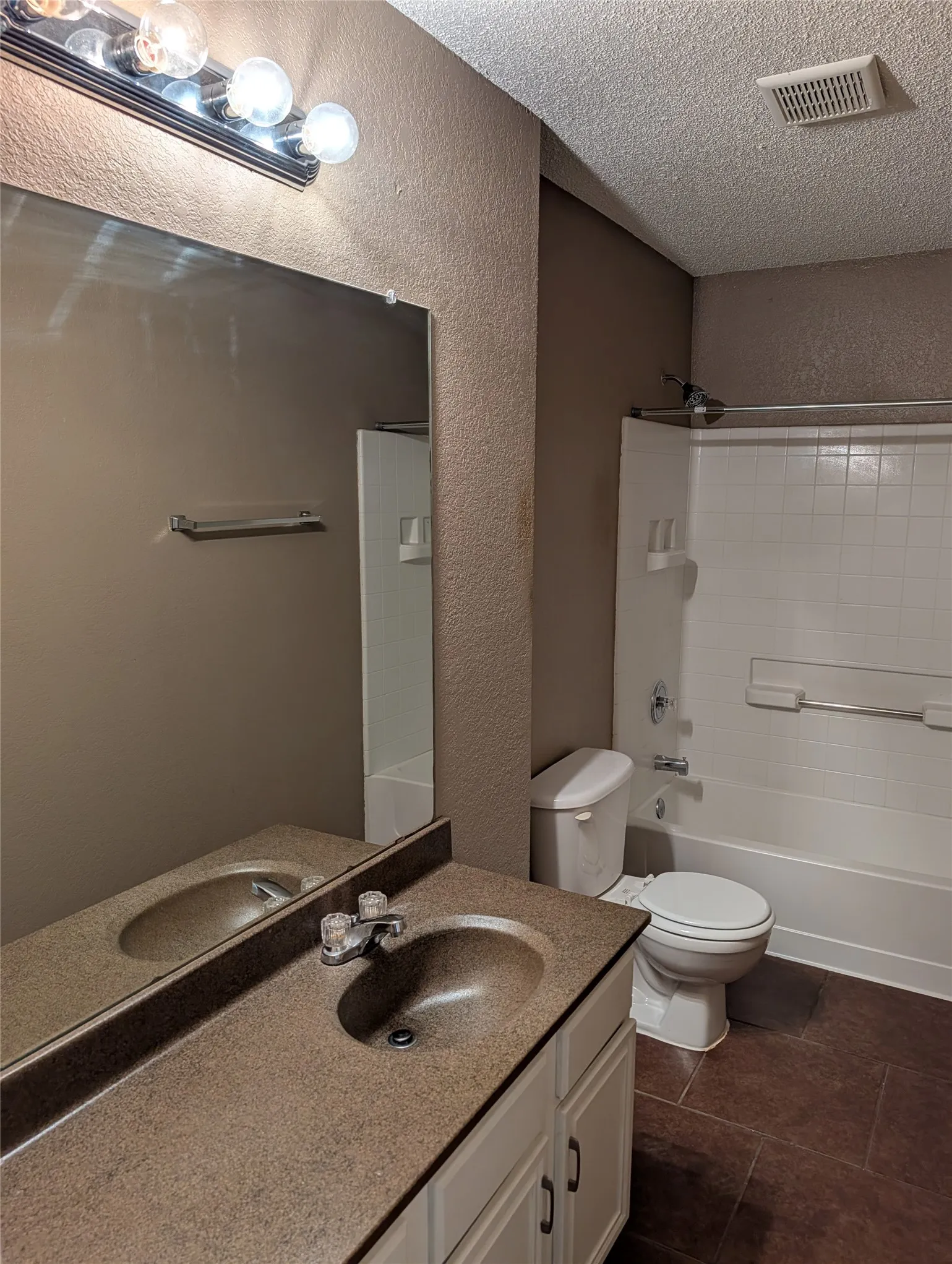Single Family Residence For Rent in Tarrant County , 700 Flamingo Drive, Saginaw, Texas 76131, 5 Bedroom, 3 Bathroom, 2 Garage spaces, 2,272 Sqft, built in 2003, mls#21313270, Real Estate Agent in Saginaw, Homes For Rent in Tarrant county, Homes For Rent in Saginaw, Realtor in Saginaw Texas, Real Estate Brokerage Independent Realty Texas, Luminita Cordes Realtor