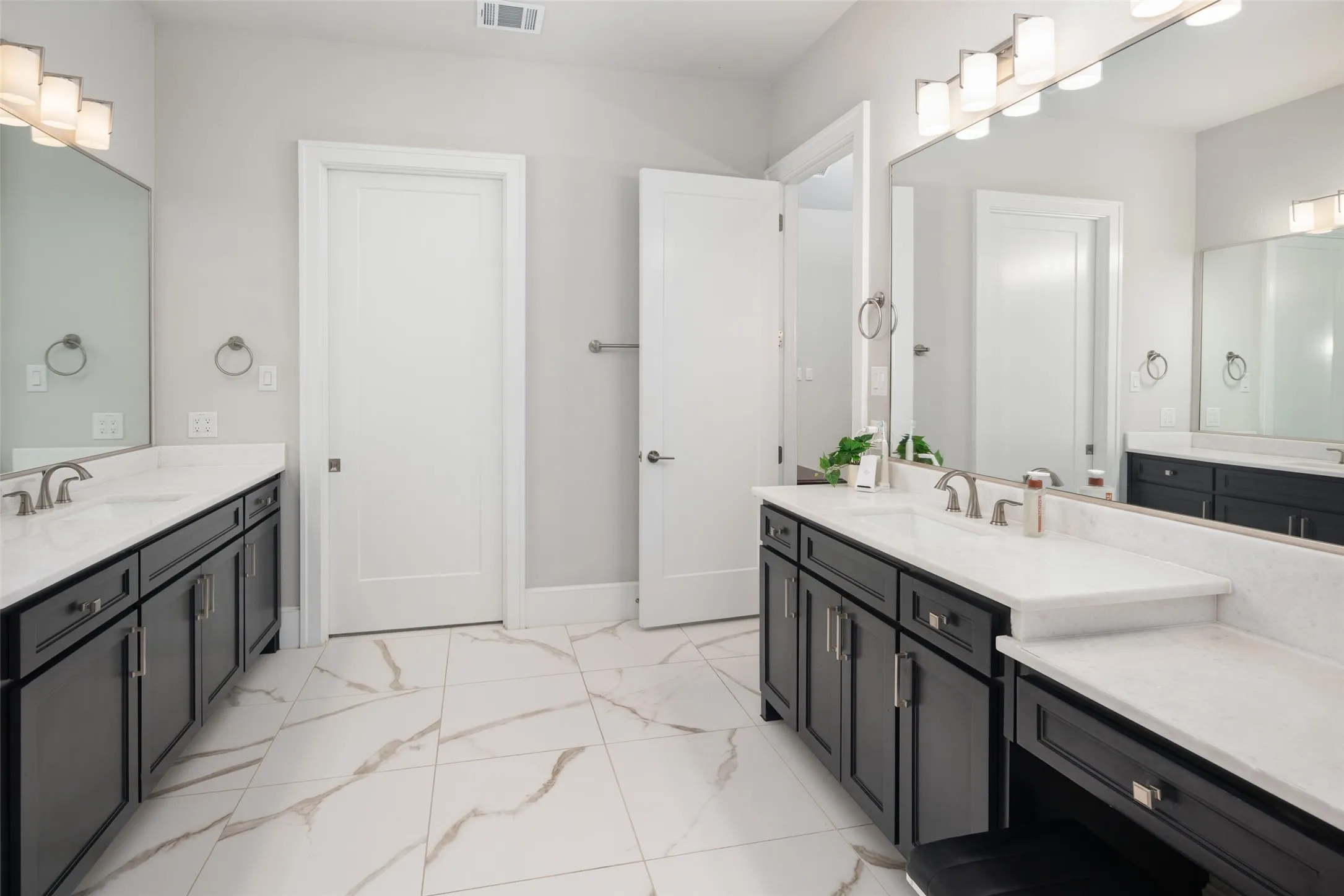 Single Family Residence For Sale in Collin County , 701 Inverness Lane, Lucas, Texas 75002, 5 Bedroom, 6 Bathroom, 3 Garage spaces, 4,661 Sqft, built in 2020, mls#21307783, Real Estate Agent in Lucas, Homes For Sale in Collin county, Homes For Sale in Lucas, Realtor in Lucas Texas, Real Estate Brokerage Independent Realty Texas, Luminita Cordes Realtor