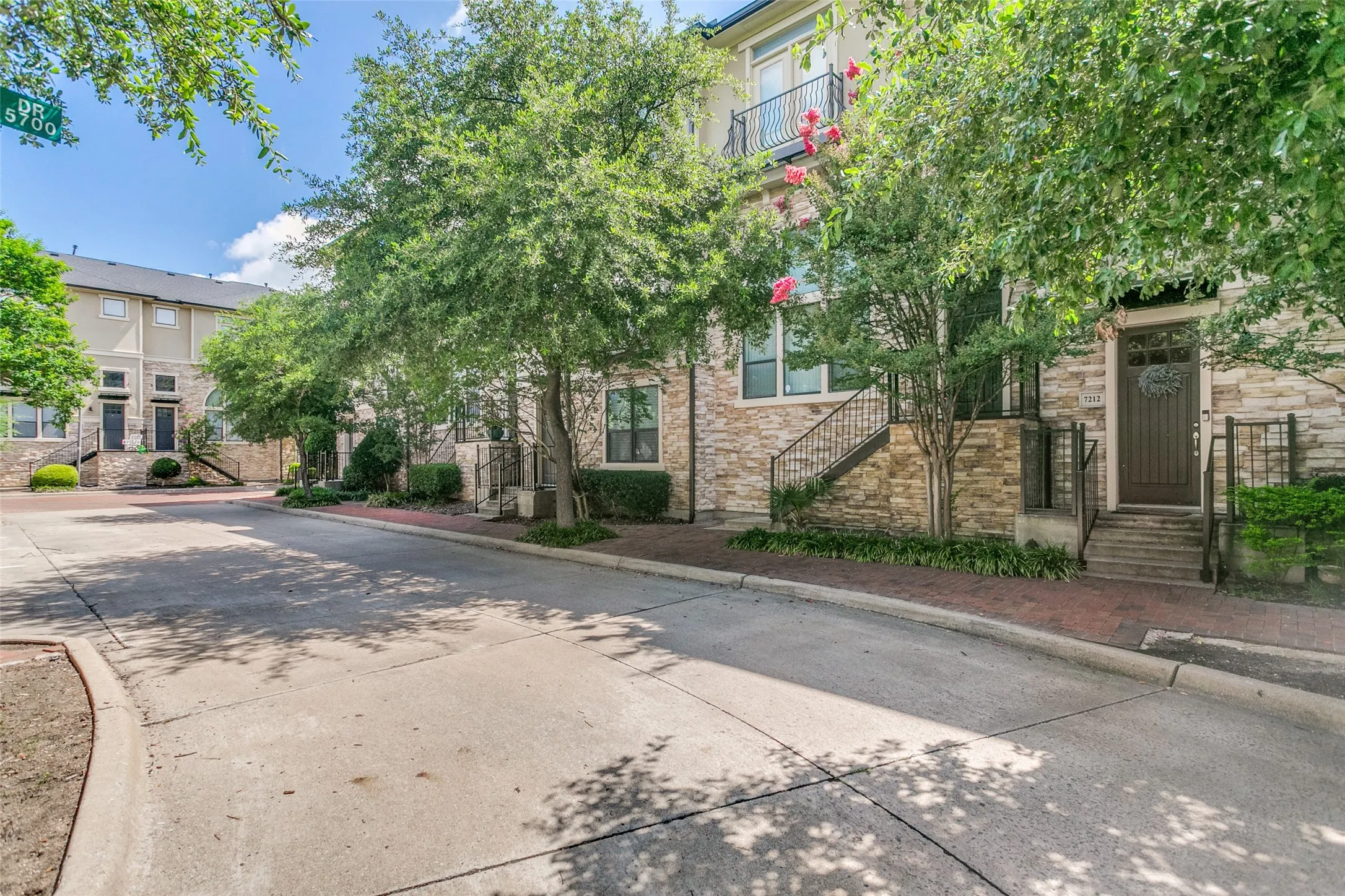 Townhouse For Sale in Collin County , 7212 Scotland Court, Plano, Texas 75024, 3 Bedroom, 4 Bathroom, 2 Garage spaces, 2,015 Sqft, built in 2005, mls#21311505, Real Estate Agent in Plano, Homes For Sale in Collin county, Homes For Sale in Plano, Realtor in Plano Texas, Real Estate Brokerage Independent Realty Texas, Luminita Cordes Realtor