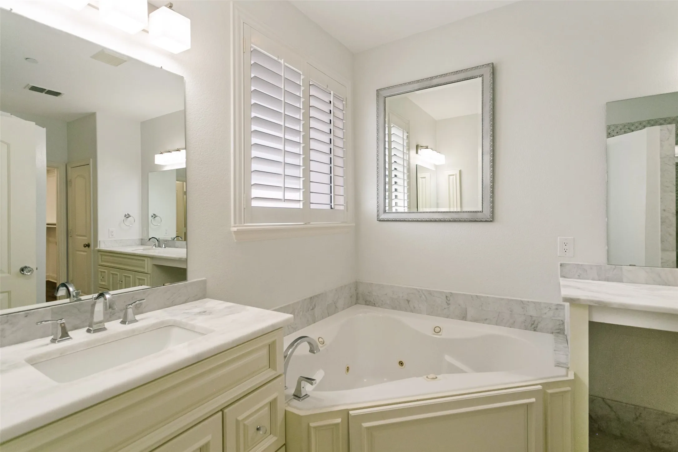 Townhouse For Sale in Collin County , 7212 Scotland Court, Plano, Texas 75024, 3 Bedroom, 4 Bathroom, 2 Garage spaces, 2,015 Sqft, built in 2005, mls#21311505, Real Estate Agent in Plano, Homes For Sale in Collin county, Homes For Sale in Plano, Realtor in Plano Texas, Real Estate Brokerage Independent Realty Texas, Luminita Cordes Realtor