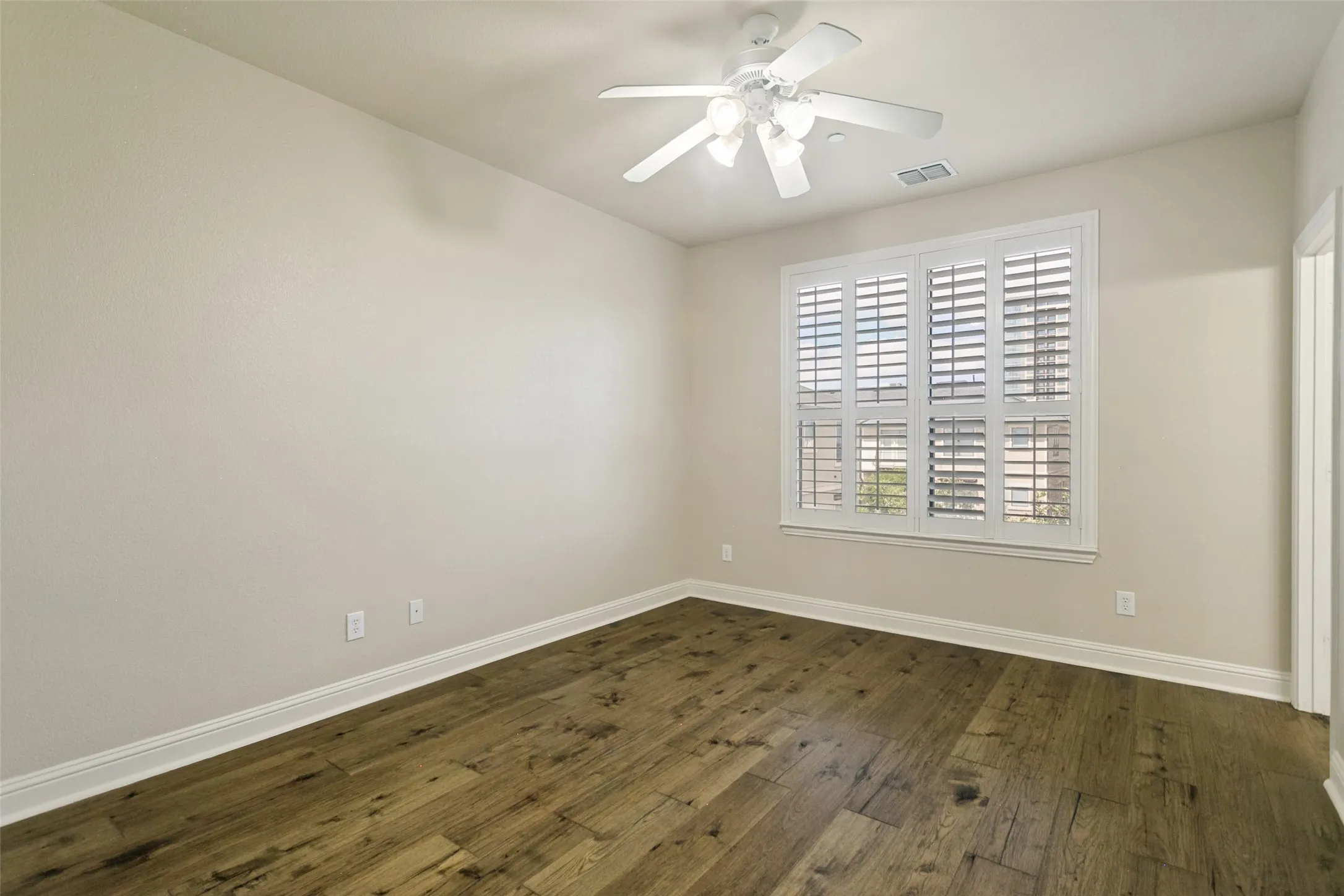Townhouse For Sale in Collin County , 7212 Scotland Court, Plano, Texas 75024, 3 Bedroom, 4 Bathroom, 2 Garage spaces, 2,015 Sqft, built in 2005, mls#21311505, Real Estate Agent in Plano, Homes For Sale in Collin county, Homes For Sale in Plano, Realtor in Plano Texas, Real Estate Brokerage Independent Realty Texas, Luminita Cordes Realtor