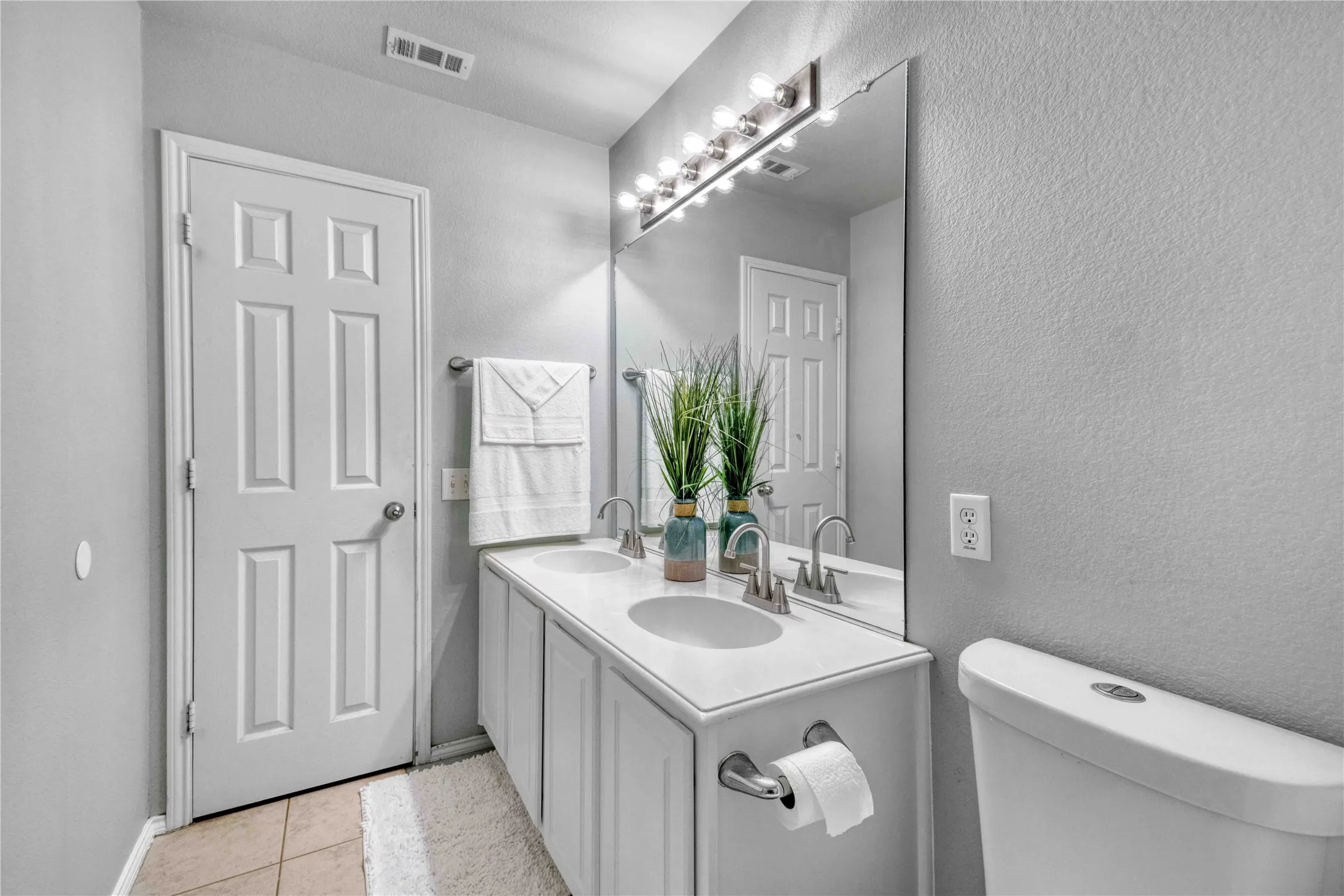 Single Family Residence For Sale in Tarrant County , 1200 Dover Heights Trail, Mansfield, Texas 76063, 5 Bedroom, 3 Bathroom, 3 Garage spaces, 3,157 Sqft, built in 2004, mls#21312728, Real Estate Agent in Mansfield, Homes For Sale in Tarrant county, Homes For Sale in Mansfield, Realtor in Mansfield Texas, Real Estate Brokerage Independent Realty Texas, Luminita Cordes Realtor
