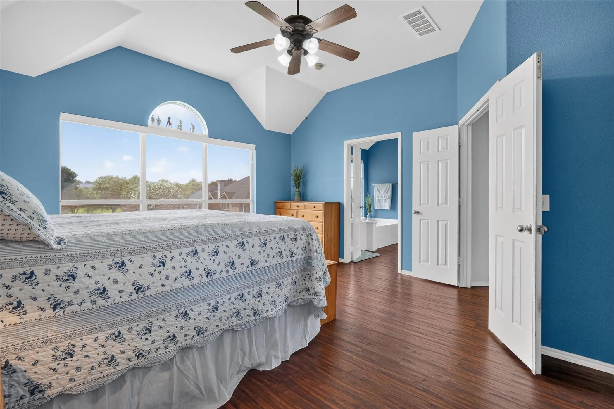 Single Family Residence For Sale in Tarrant County , 1200 Dover Heights Trail, Mansfield, Texas 76063, 5 Bedroom, 3 Bathroom, 3 Garage spaces, 3,157 Sqft, built in 2004, mls#21312728, Real Estate Agent in Mansfield, Homes For Sale in Tarrant county, Homes For Sale in Mansfield, Realtor in Mansfield Texas, Real Estate Brokerage Independent Realty Texas, Luminita Cordes Realtor