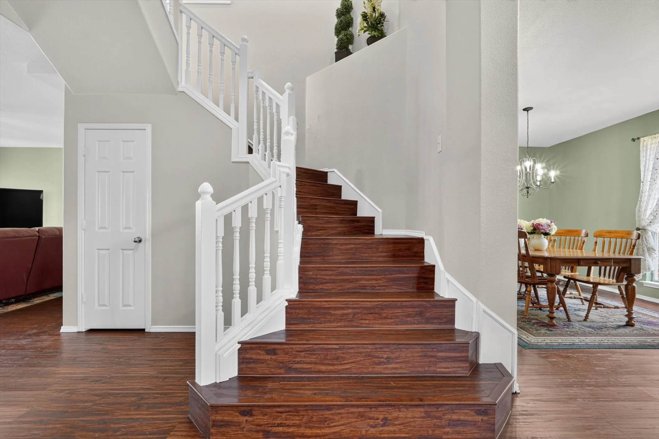 Single Family Residence For Sale in Tarrant County , 1200 Dover Heights Trail, Mansfield, Texas 76063, 5 Bedroom, 3 Bathroom, 3 Garage spaces, 3,157 Sqft, built in 2004, mls#21312728, Real Estate Agent in Mansfield, Homes For Sale in Tarrant county, Homes For Sale in Mansfield, Realtor in Mansfield Texas, Real Estate Brokerage Independent Realty Texas, Luminita Cordes Realtor