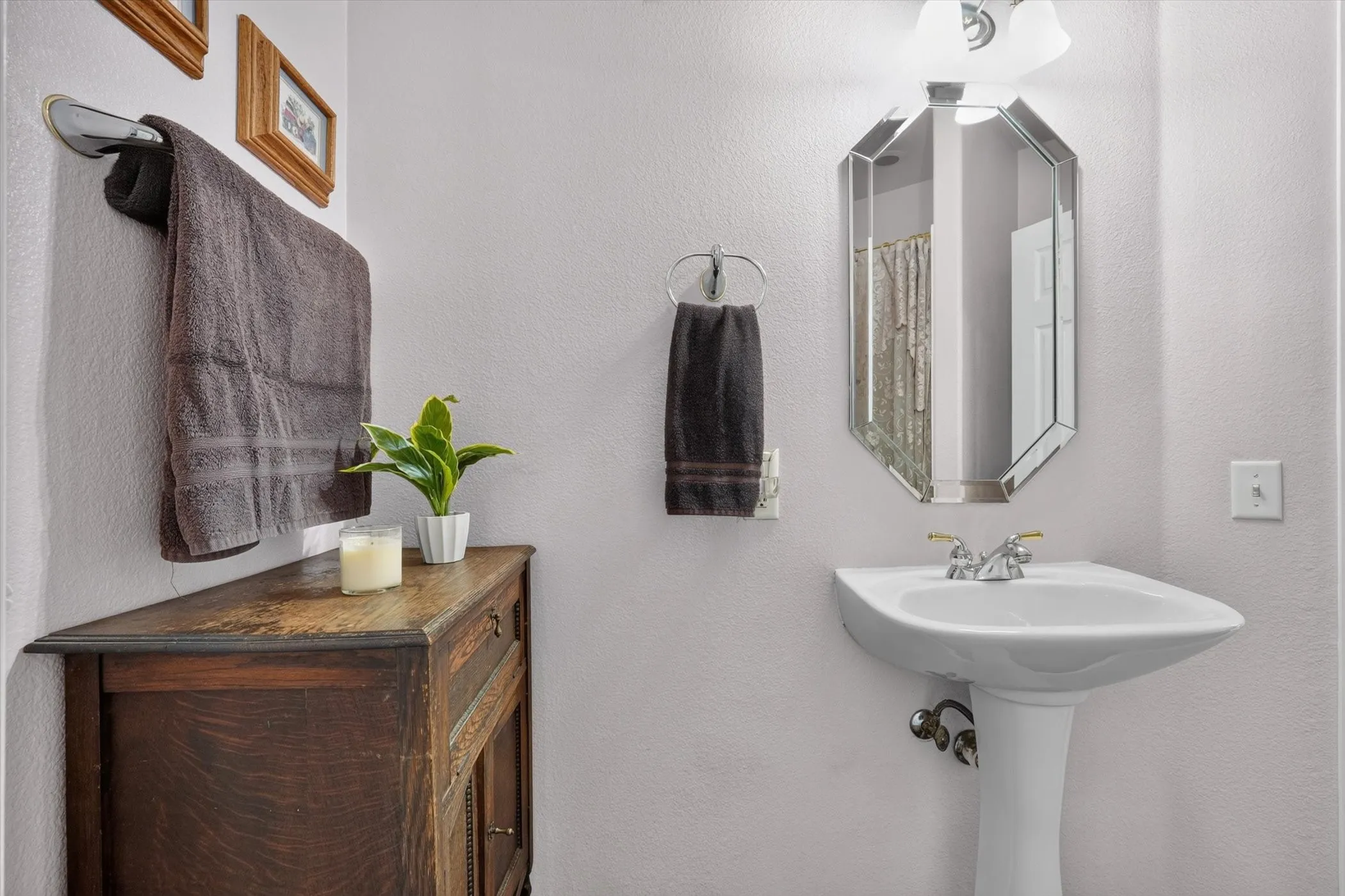 Single Family Residence For Sale in Tarrant County , 1200 Dover Heights Trail, Mansfield, Texas 76063, 5 Bedroom, 3 Bathroom, 3 Garage spaces, 3,157 Sqft, built in 2004, mls#21312728, Real Estate Agent in Mansfield, Homes For Sale in Tarrant county, Homes For Sale in Mansfield, Realtor in Mansfield Texas, Real Estate Brokerage Independent Realty Texas, Luminita Cordes Realtor