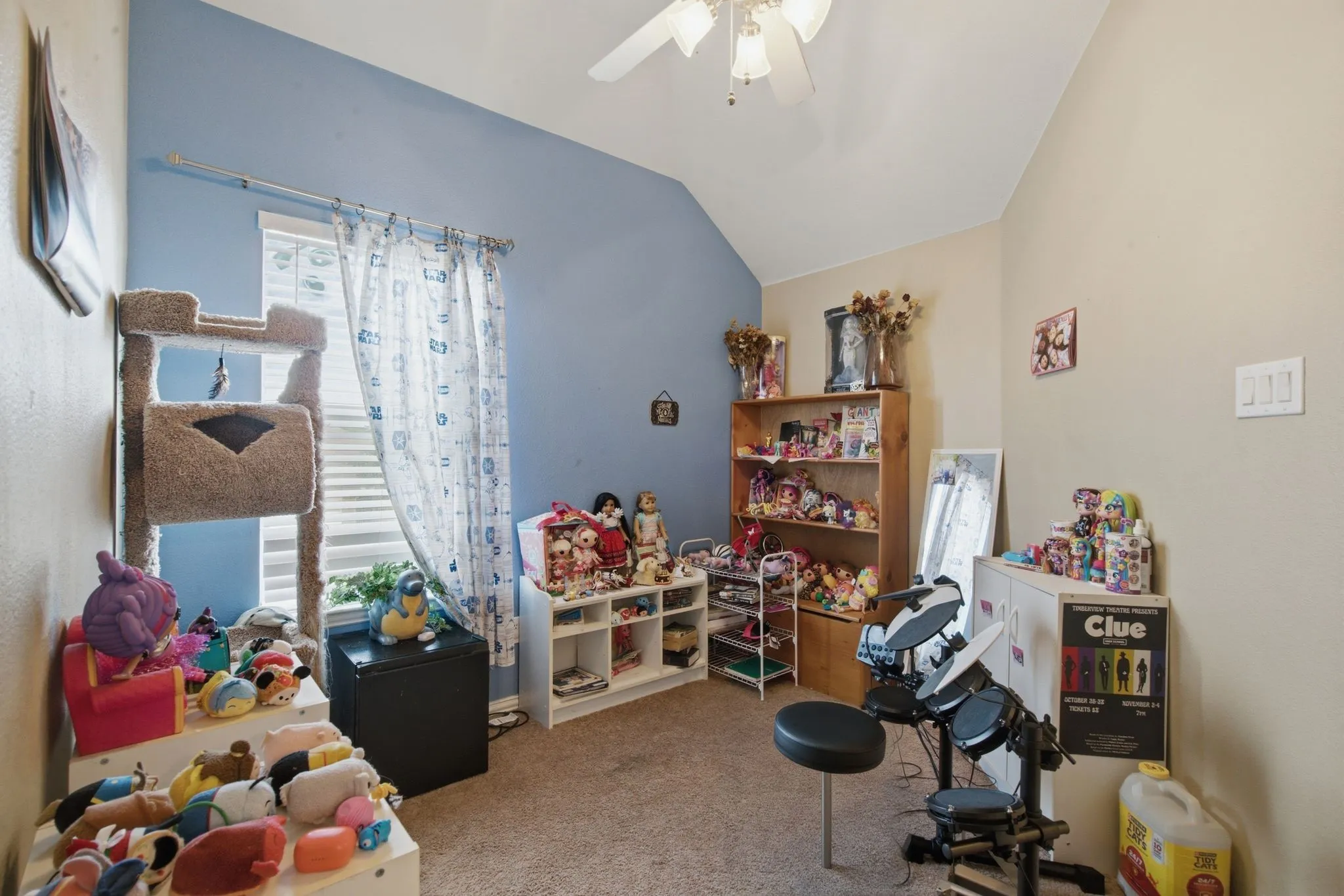 Vaulted ceiling room with an overhead ceiling fan light fixture, carpeted flooring, and a single window with blinds