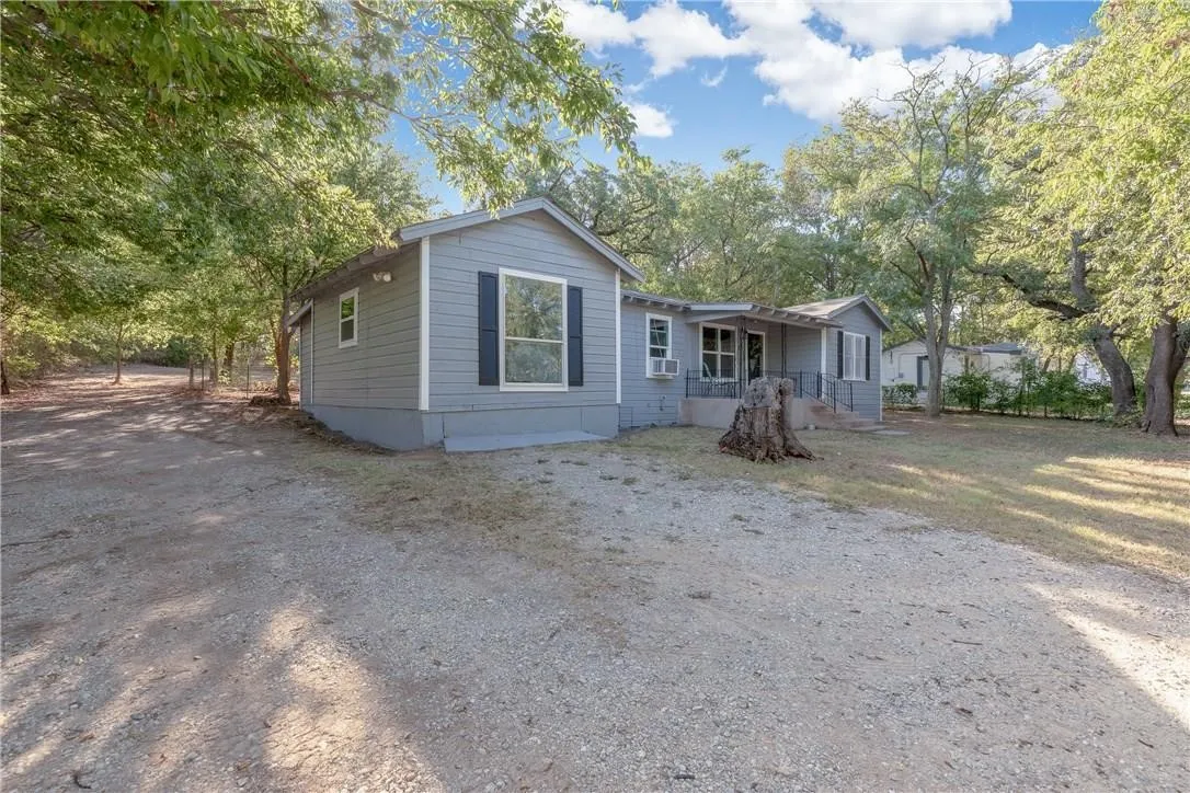 Single Family Residence For Sale in Tarrant County , 424 Wilshire Avenue, Azle, Texas 76020, 3 Bedroom, 2 Bathroom, Garage spaces, 1,256 Sqft, built in 1940, mls#21313356, Real Estate Agent in Azle, Homes For Sale in Tarrant county, Homes For Sale in Azle, Realtor in Azle Texas, Real Estate Brokerage Independent Realty Texas, Luminita Cordes Realtor