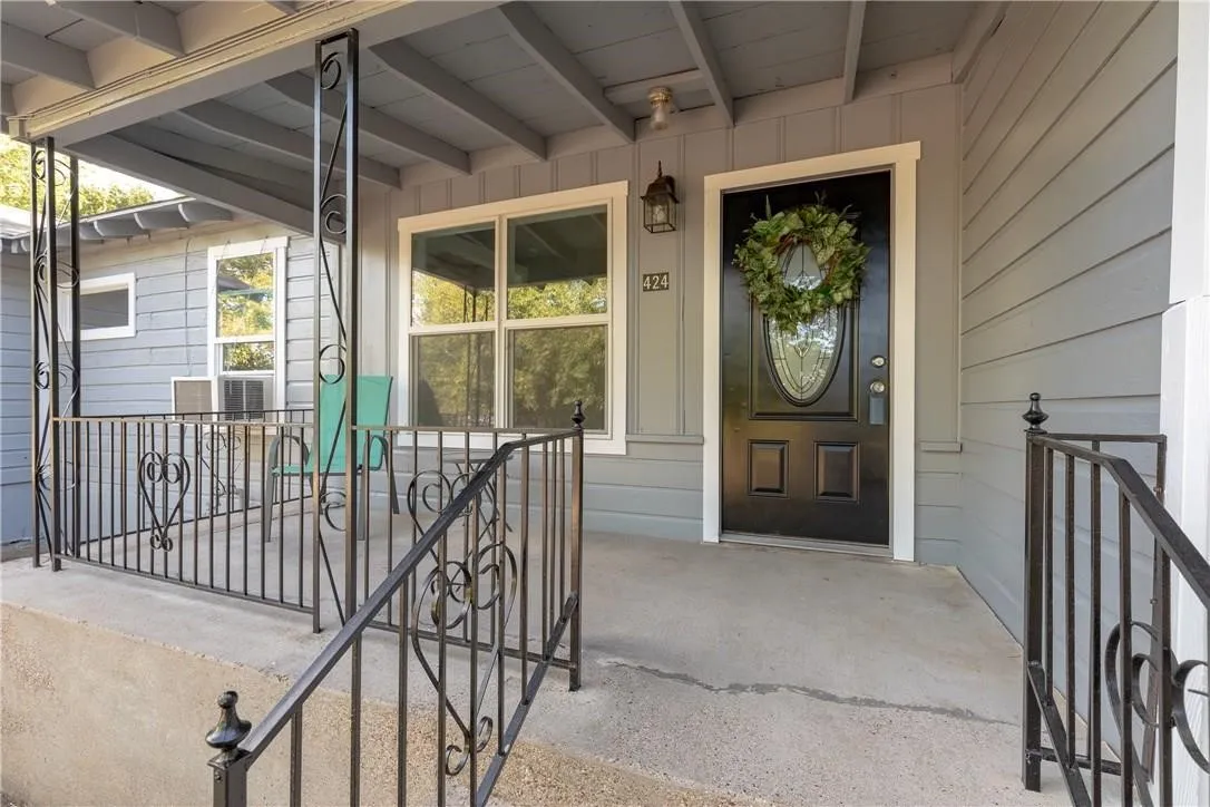 Single Family Residence For Sale in Tarrant County , 424 Wilshire Avenue, Azle, Texas 76020, 3 Bedroom, 2 Bathroom, Garage spaces, 1,256 Sqft, built in 1940, mls#21313356, Real Estate Agent in Azle, Homes For Sale in Tarrant county, Homes For Sale in Azle, Realtor in Azle Texas, Real Estate Brokerage Independent Realty Texas, Luminita Cordes Realtor