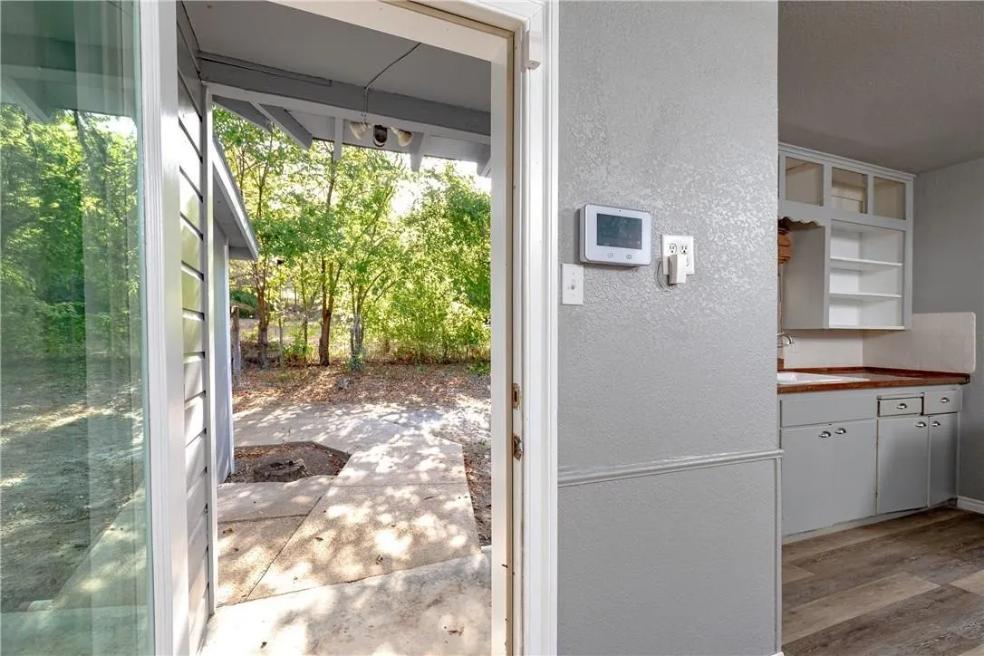 Single Family Residence For Sale in Tarrant County , 424 Wilshire Avenue, Azle, Texas 76020, 3 Bedroom, 2 Bathroom, Garage spaces, 1,256 Sqft, built in 1940, mls#21313356, Real Estate Agent in Azle, Homes For Sale in Tarrant county, Homes For Sale in Azle, Realtor in Azle Texas, Real Estate Brokerage Independent Realty Texas, Luminita Cordes Realtor