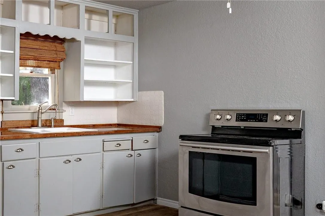 Single Family Residence For Sale in Tarrant County , 424 Wilshire Avenue, Azle, Texas 76020, 3 Bedroom, 2 Bathroom, Garage spaces, 1,256 Sqft, built in 1940, mls#21313356, Real Estate Agent in Azle, Homes For Sale in Tarrant county, Homes For Sale in Azle, Realtor in Azle Texas, Real Estate Brokerage Independent Realty Texas, Luminita Cordes Realtor