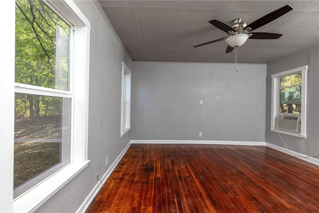 Single Family Residence For Sale in Tarrant County , 424 Wilshire Avenue, Azle, Texas 76020, 3 Bedroom, 2 Bathroom, Garage spaces, 1,256 Sqft, built in 1940, mls#21313356, Real Estate Agent in Azle, Homes For Sale in Tarrant county, Homes For Sale in Azle, Realtor in Azle Texas, Real Estate Brokerage Independent Realty Texas, Luminita Cordes Realtor