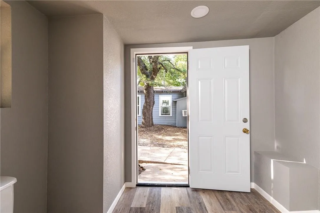 Single Family Residence For Sale in Tarrant County , 424 Wilshire Avenue, Azle, Texas 76020, 3 Bedroom, 2 Bathroom, Garage spaces, 1,256 Sqft, built in 1940, mls#21313356, Real Estate Agent in Azle, Homes For Sale in Tarrant county, Homes For Sale in Azle, Realtor in Azle Texas, Real Estate Brokerage Independent Realty Texas, Luminita Cordes Realtor