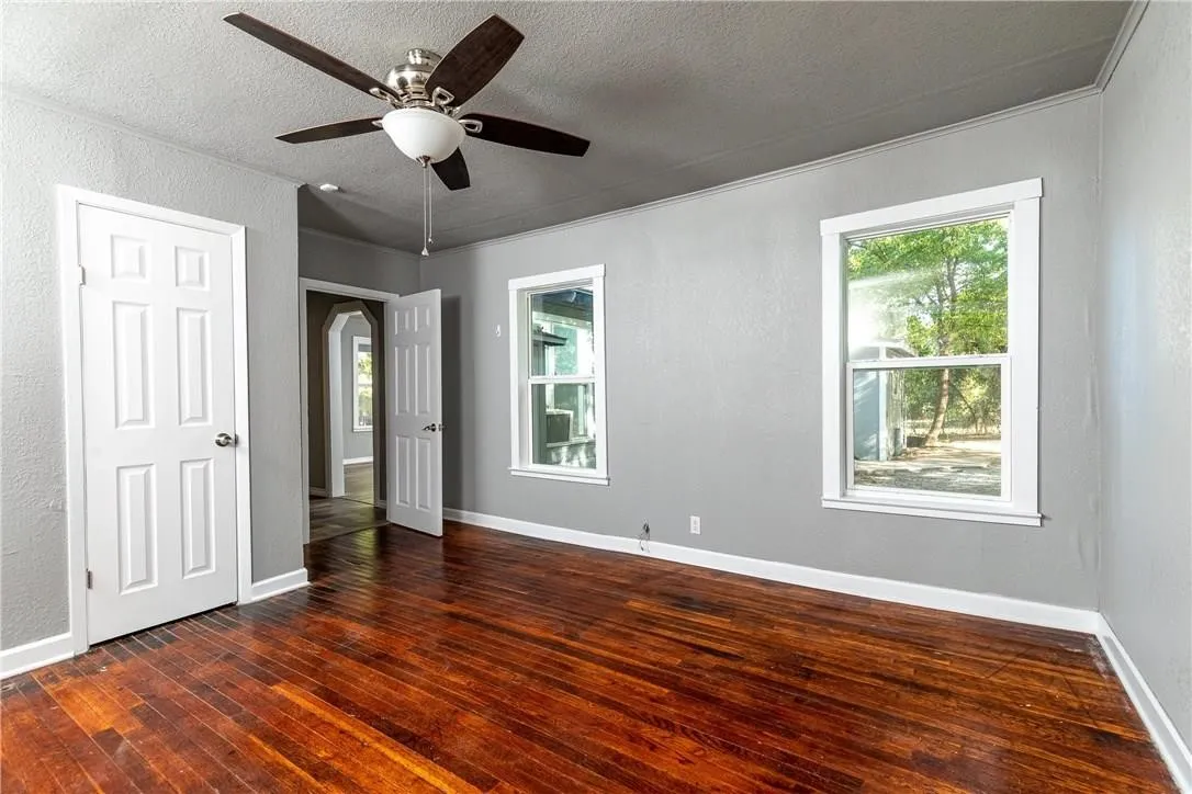 Single Family Residence For Sale in Tarrant County , 424 Wilshire Avenue, Azle, Texas 76020, 3 Bedroom, 2 Bathroom, Garage spaces, 1,256 Sqft, built in 1940, mls#21313356, Real Estate Agent in Azle, Homes For Sale in Tarrant county, Homes For Sale in Azle, Realtor in Azle Texas, Real Estate Brokerage Independent Realty Texas, Luminita Cordes Realtor