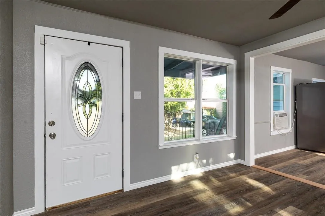 Single Family Residence For Sale in Tarrant County , 424 Wilshire Avenue, Azle, Texas 76020, 3 Bedroom, 2 Bathroom, Garage spaces, 1,256 Sqft, built in 1940, mls#21313356, Real Estate Agent in Azle, Homes For Sale in Tarrant county, Homes For Sale in Azle, Realtor in Azle Texas, Real Estate Brokerage Independent Realty Texas, Luminita Cordes Realtor