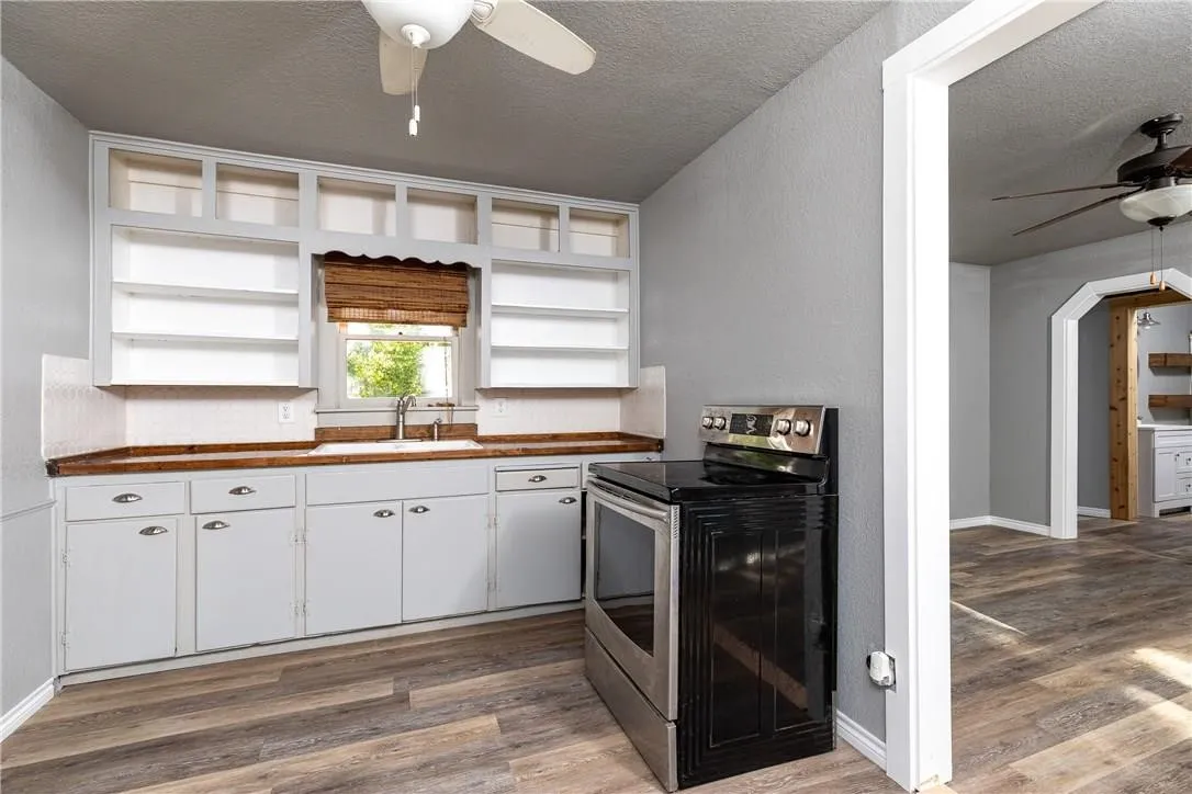Single Family Residence For Sale in Tarrant County , 424 Wilshire Avenue, Azle, Texas 76020, 3 Bedroom, 2 Bathroom, Garage spaces, 1,256 Sqft, built in 1940, mls#21313356, Real Estate Agent in Azle, Homes For Sale in Tarrant county, Homes For Sale in Azle, Realtor in Azle Texas, Real Estate Brokerage Independent Realty Texas, Luminita Cordes Realtor