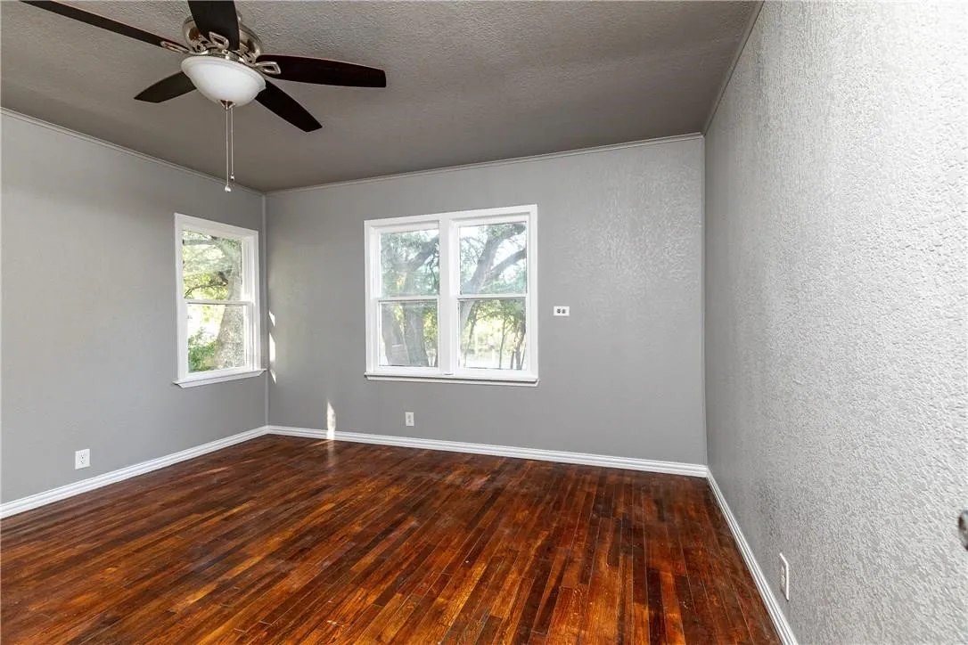 Single Family Residence For Sale in Tarrant County , 424 Wilshire Avenue, Azle, Texas 76020, 3 Bedroom, 2 Bathroom, Garage spaces, 1,256 Sqft, built in 1940, mls#21313356, Real Estate Agent in Azle, Homes For Sale in Tarrant county, Homes For Sale in Azle, Realtor in Azle Texas, Real Estate Brokerage Independent Realty Texas, Luminita Cordes Realtor