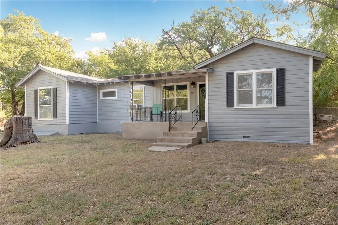 Single Family Residence For Sale in Tarrant County , 424 Wilshire Avenue, Azle, Texas 76020, 3 Bedroom, 2 Bathroom, Garage spaces, 1,256 Sqft, built in 1940, mls#21313356, Real Estate Agent in Azle, Homes For Sale in Tarrant county, Homes For Sale in Azle, Realtor in Azle Texas, Real Estate Brokerage Independent Realty Texas, Luminita Cordes Realtor
