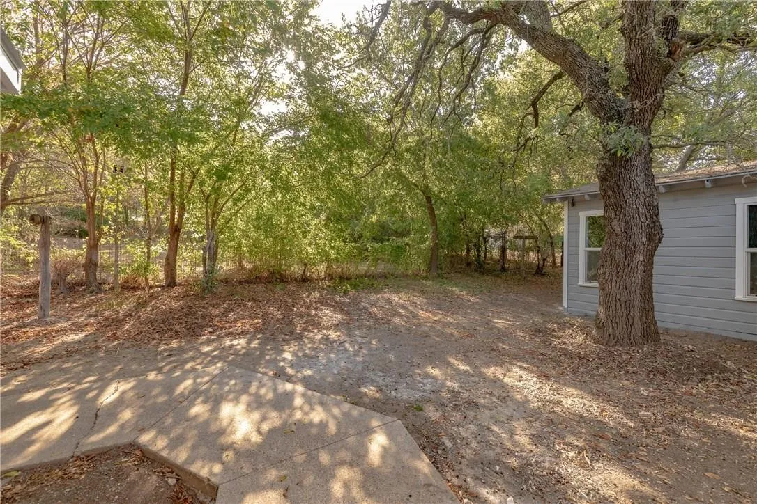 Single Family Residence For Sale in Tarrant County , 424 Wilshire Avenue, Azle, Texas 76020, 3 Bedroom, 2 Bathroom, Garage spaces, 1,256 Sqft, built in 1940, mls#21313356, Real Estate Agent in Azle, Homes For Sale in Tarrant county, Homes For Sale in Azle, Realtor in Azle Texas, Real Estate Brokerage Independent Realty Texas, Luminita Cordes Realtor