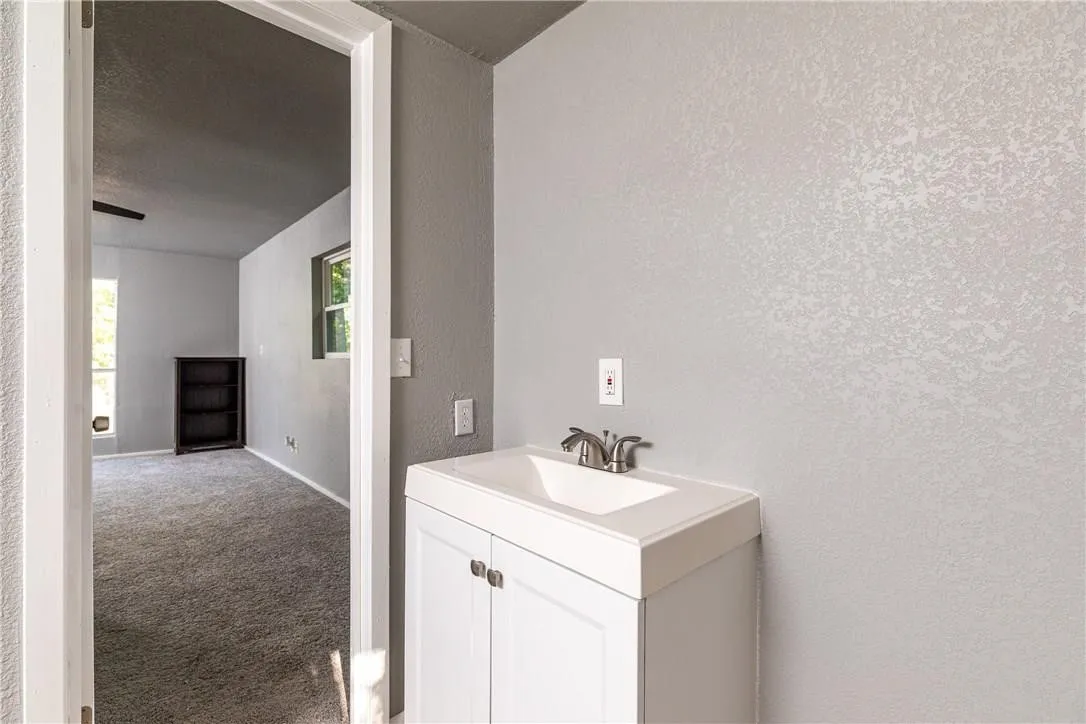 Single Family Residence For Sale in Tarrant County , 424 Wilshire Avenue, Azle, Texas 76020, 3 Bedroom, 2 Bathroom, Garage spaces, 1,256 Sqft, built in 1940, mls#21313356, Real Estate Agent in Azle, Homes For Sale in Tarrant county, Homes For Sale in Azle, Realtor in Azle Texas, Real Estate Brokerage Independent Realty Texas, Luminita Cordes Realtor