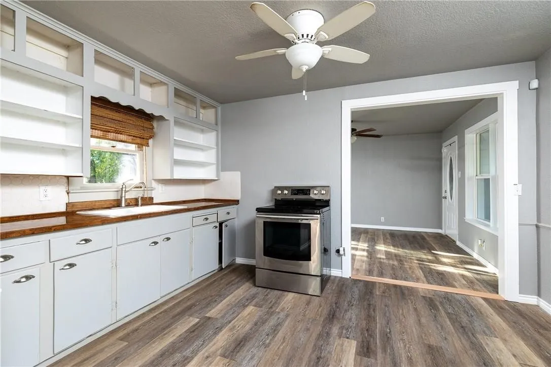 Single Family Residence For Sale in Tarrant County , 424 Wilshire Avenue, Azle, Texas 76020, 3 Bedroom, 2 Bathroom, Garage spaces, 1,256 Sqft, built in 1940, mls#21313356, Real Estate Agent in Azle, Homes For Sale in Tarrant county, Homes For Sale in Azle, Realtor in Azle Texas, Real Estate Brokerage Independent Realty Texas, Luminita Cordes Realtor
