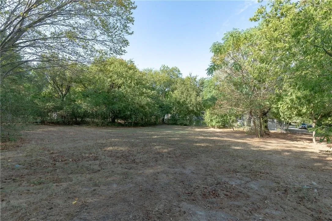 Single Family Residence For Sale in Tarrant County , 424 Wilshire Avenue, Azle, Texas 76020, 3 Bedroom, 2 Bathroom, Garage spaces, 1,256 Sqft, built in 1940, mls#21313356, Real Estate Agent in Azle, Homes For Sale in Tarrant county, Homes For Sale in Azle, Realtor in Azle Texas, Real Estate Brokerage Independent Realty Texas, Luminita Cordes Realtor