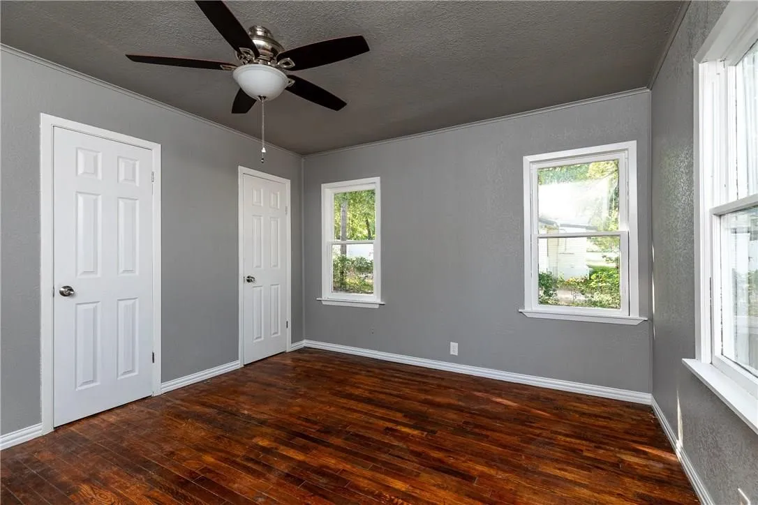 Single Family Residence For Sale in Tarrant County , 424 Wilshire Avenue, Azle, Texas 76020, 3 Bedroom, 2 Bathroom, Garage spaces, 1,256 Sqft, built in 1940, mls#21313356, Real Estate Agent in Azle, Homes For Sale in Tarrant county, Homes For Sale in Azle, Realtor in Azle Texas, Real Estate Brokerage Independent Realty Texas, Luminita Cordes Realtor