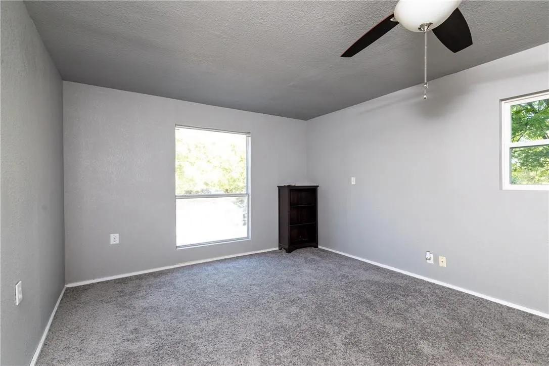 Single Family Residence For Sale in Tarrant County , 424 Wilshire Avenue, Azle, Texas 76020, 3 Bedroom, 2 Bathroom, Garage spaces, 1,256 Sqft, built in 1940, mls#21313356, Real Estate Agent in Azle, Homes For Sale in Tarrant county, Homes For Sale in Azle, Realtor in Azle Texas, Real Estate Brokerage Independent Realty Texas, Luminita Cordes Realtor