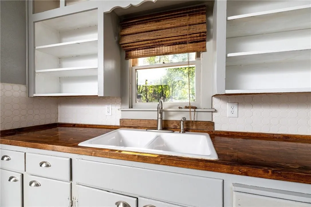 Single Family Residence For Sale in Tarrant County , 424 Wilshire Avenue, Azle, Texas 76020, 3 Bedroom, 2 Bathroom, Garage spaces, 1,256 Sqft, built in 1940, mls#21313356, Real Estate Agent in Azle, Homes For Sale in Tarrant county, Homes For Sale in Azle, Realtor in Azle Texas, Real Estate Brokerage Independent Realty Texas, Luminita Cordes Realtor